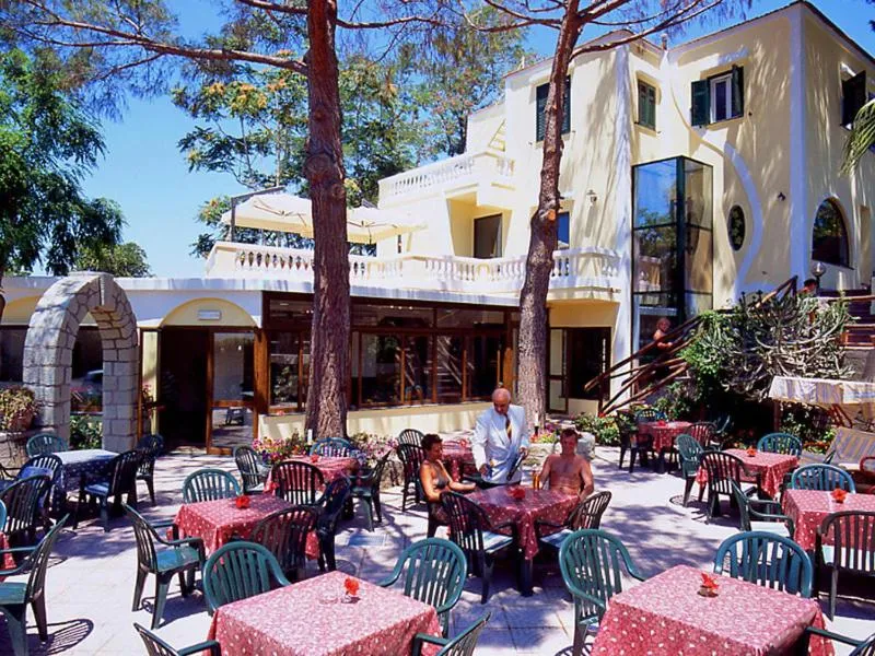 Patio in Albergo Villa Hibiscus