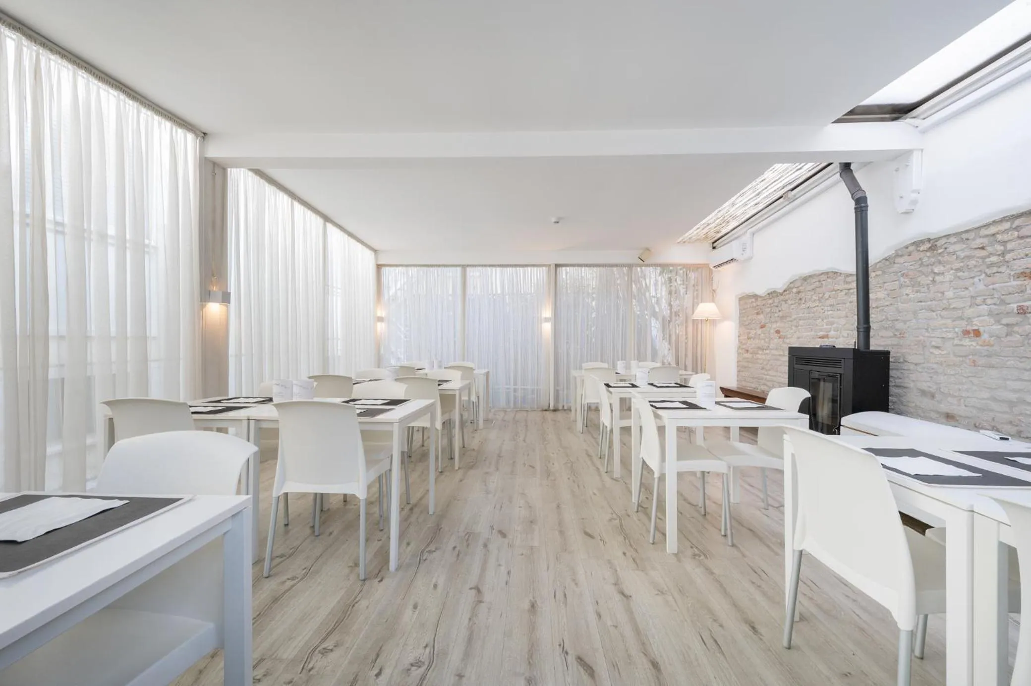 Restaurant/places to eat in Hotel Diana