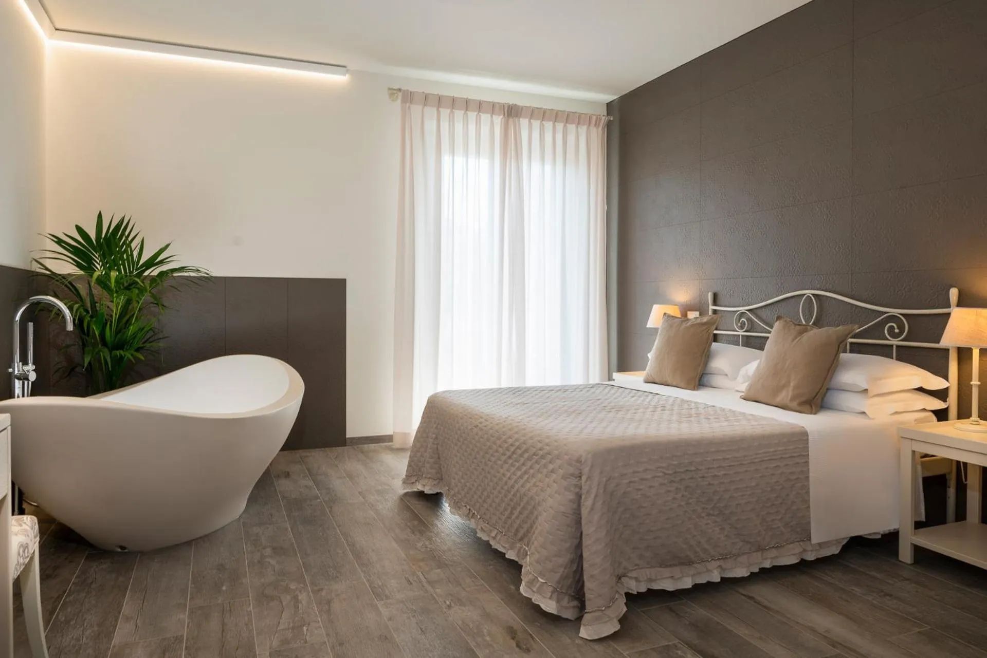 Bed in Hotel Giardino Suites&Spa