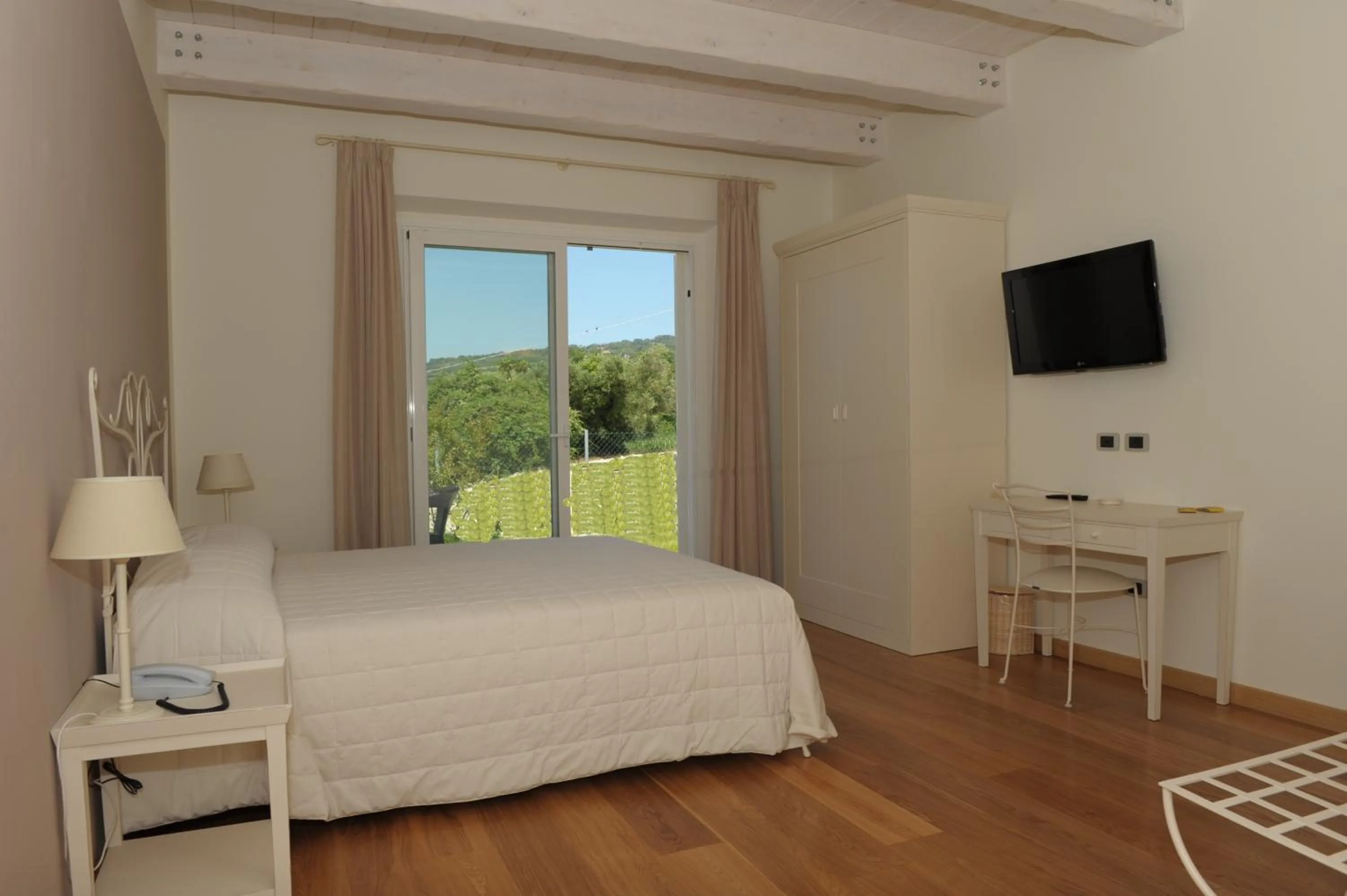 Bed in Hotel Giardino Suites&Spa