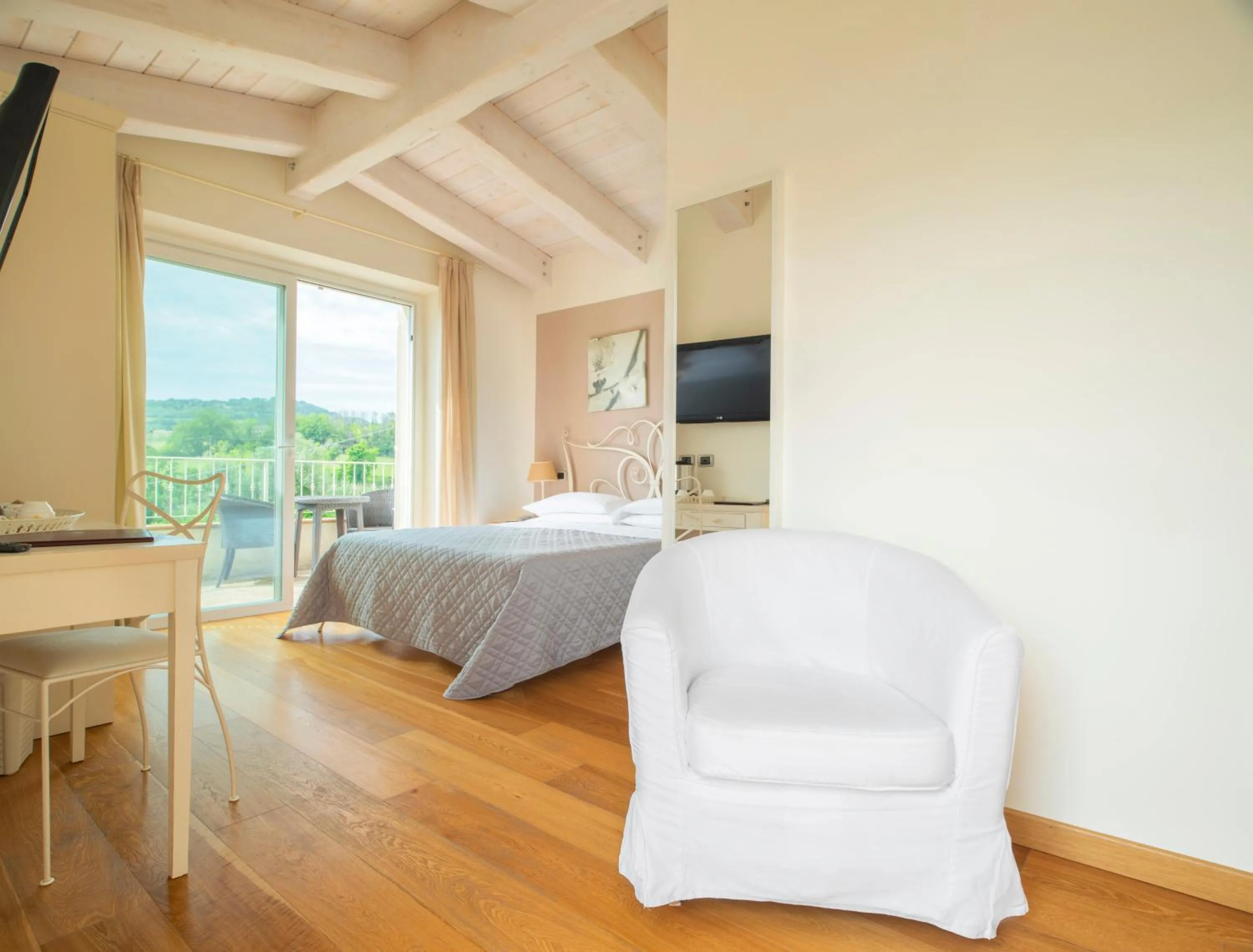 Bed in Hotel Giardino Suites&Spa