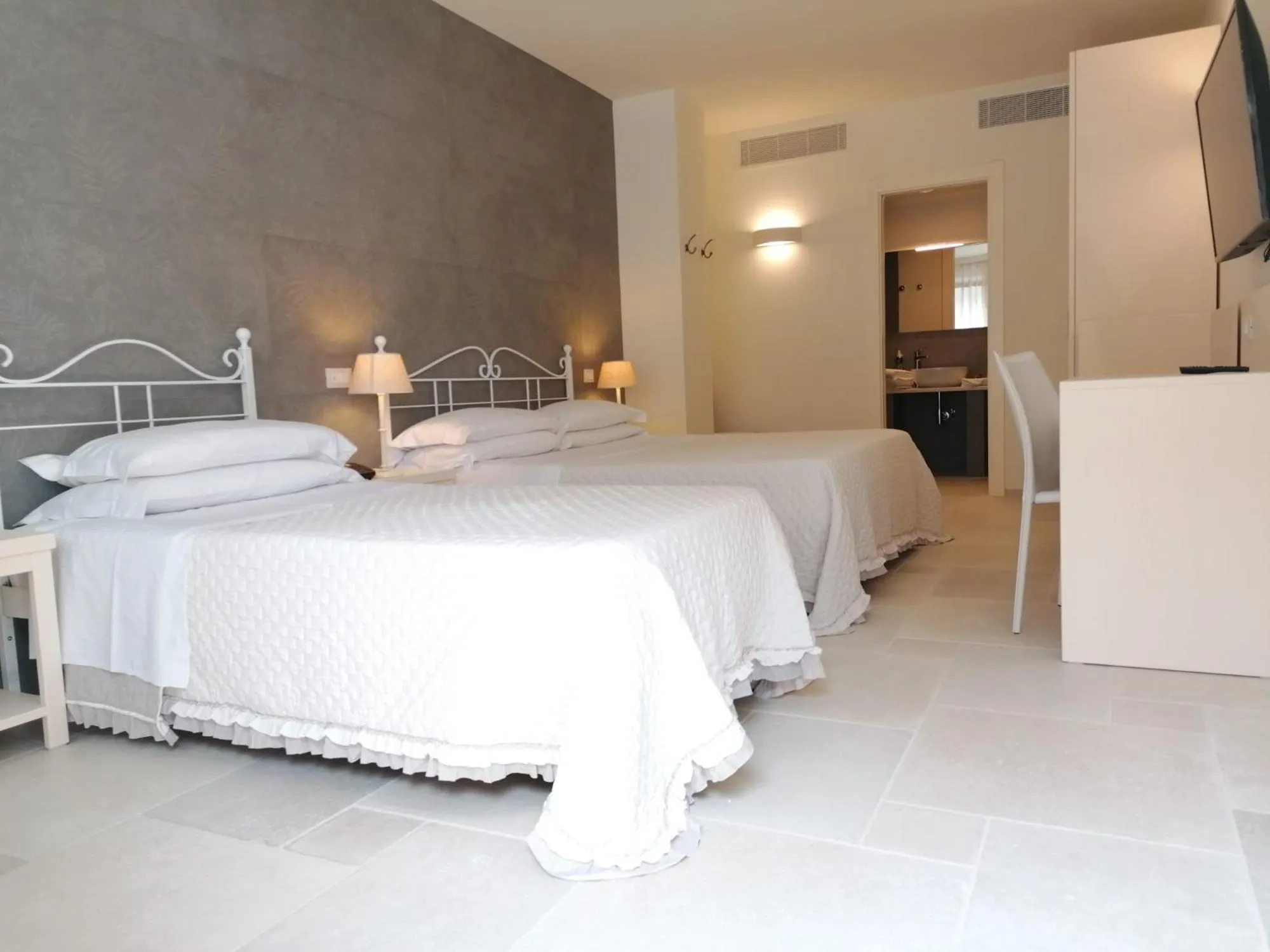 Bed in Hotel Giardino Suites&Spa