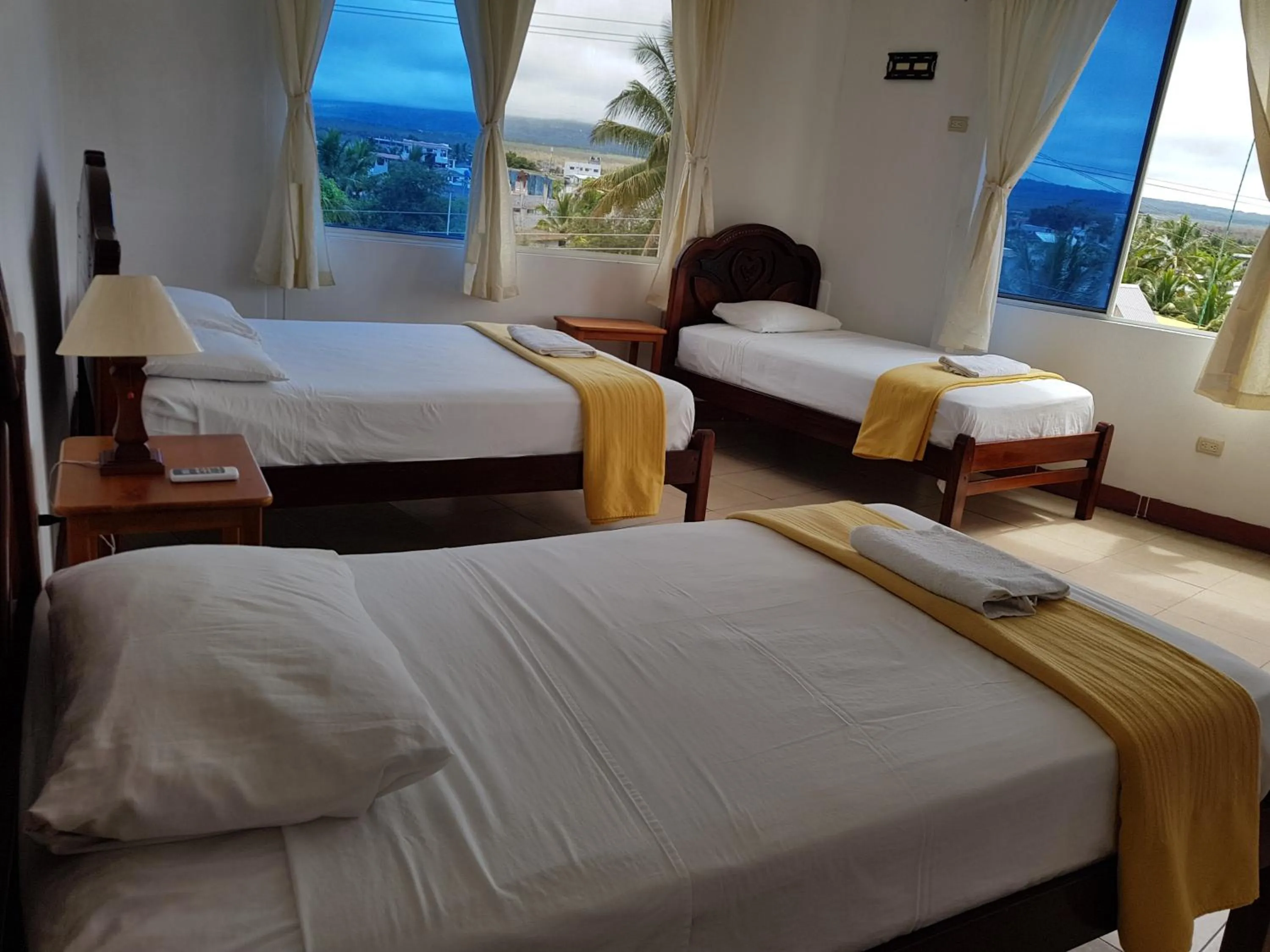 Photo of the whole room, Bed in Gloria - Galápagos Inn