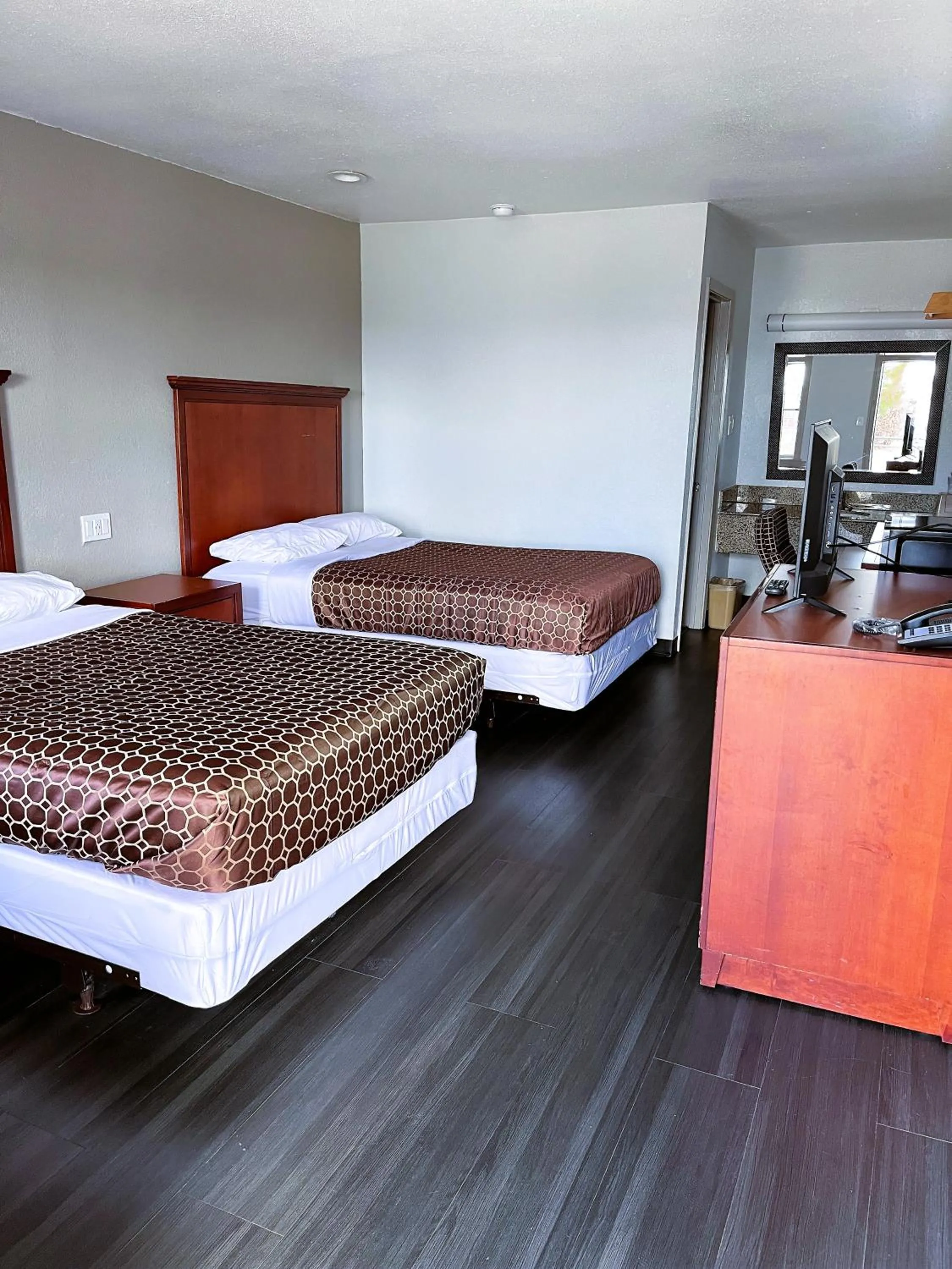 Photo of the whole room, Bed in Scottish inns Jonesboro