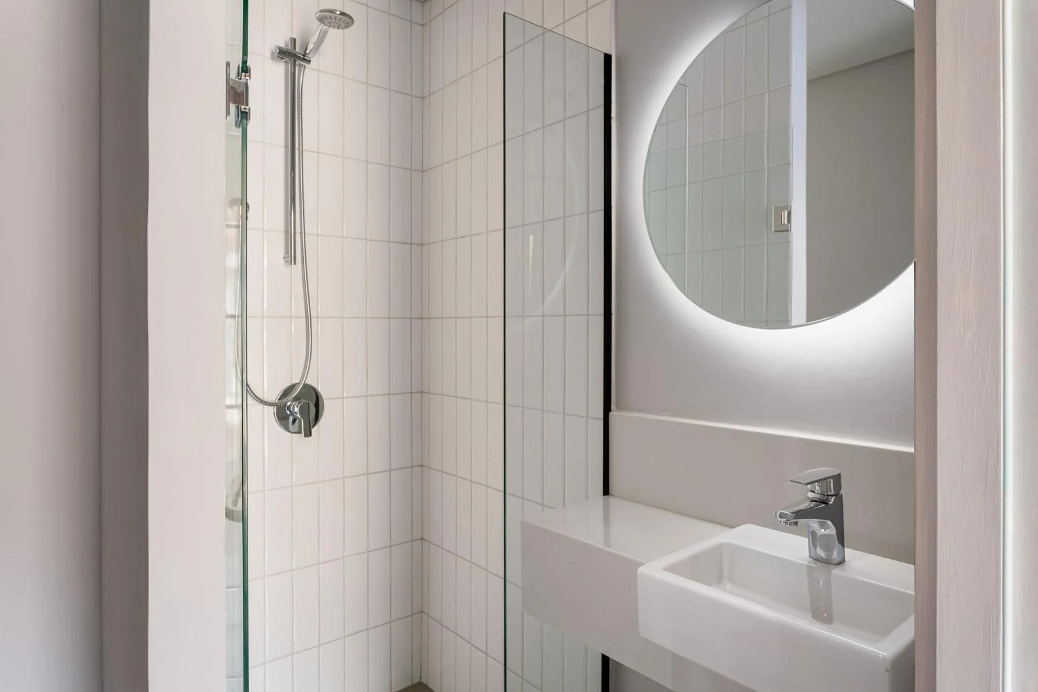 Shower in JO&JOE Rio de Janeiro Largo do Boticario