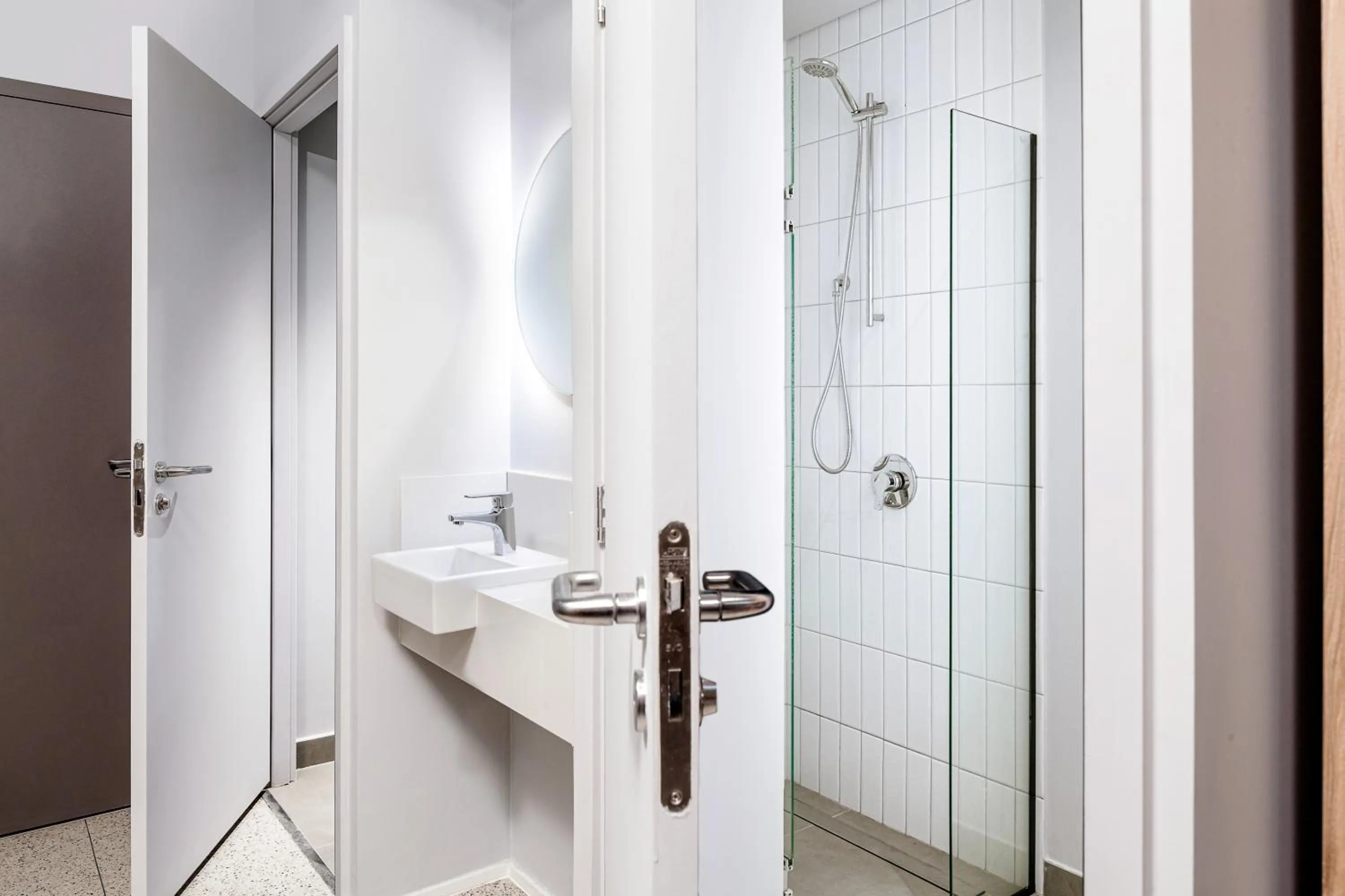 Shower in JO&JOE Rio de Janeiro Largo do Boticario