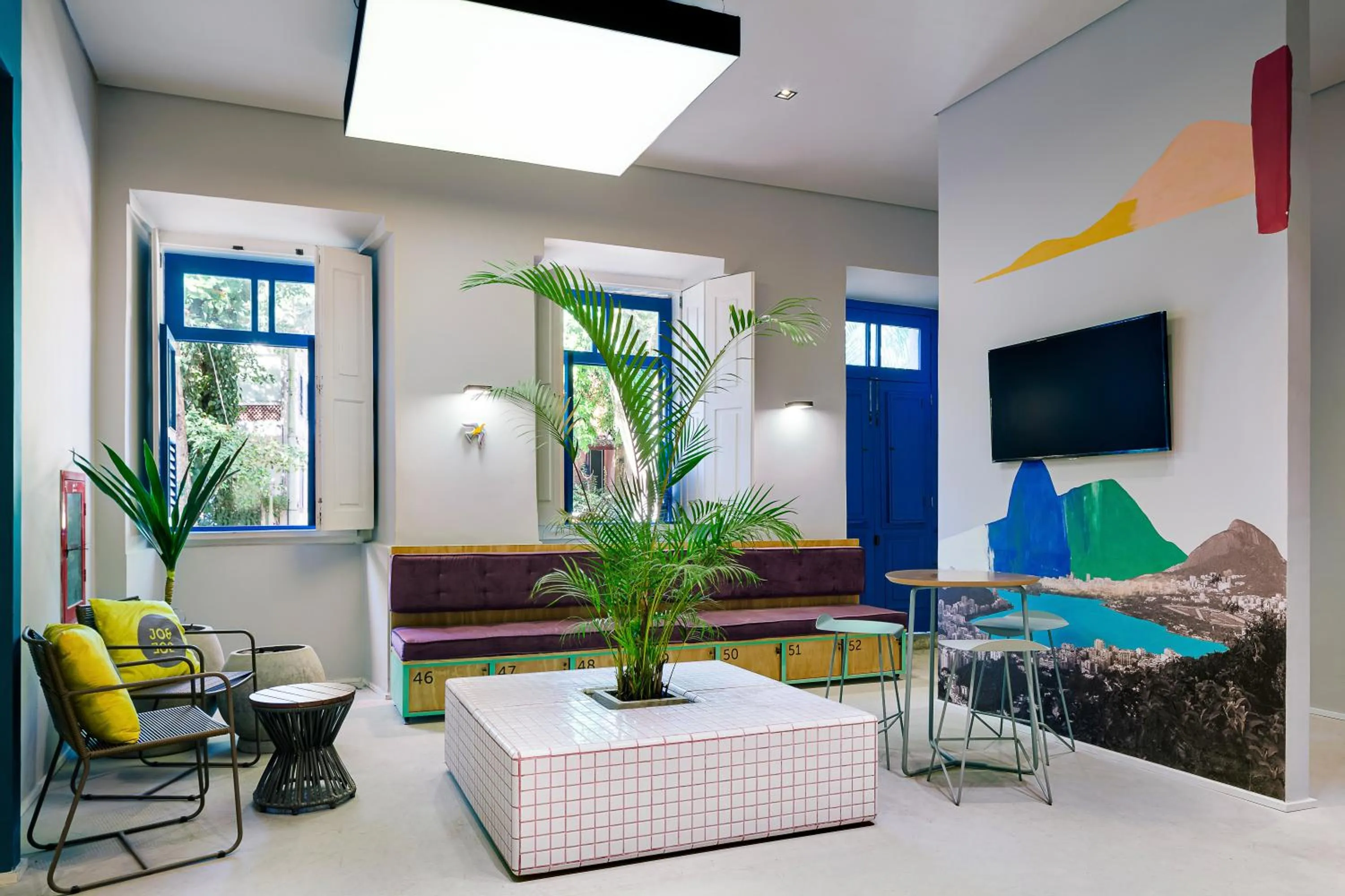 Communal lounge/ TV room in JO&JOE Rio de Janeiro Largo do Boticario