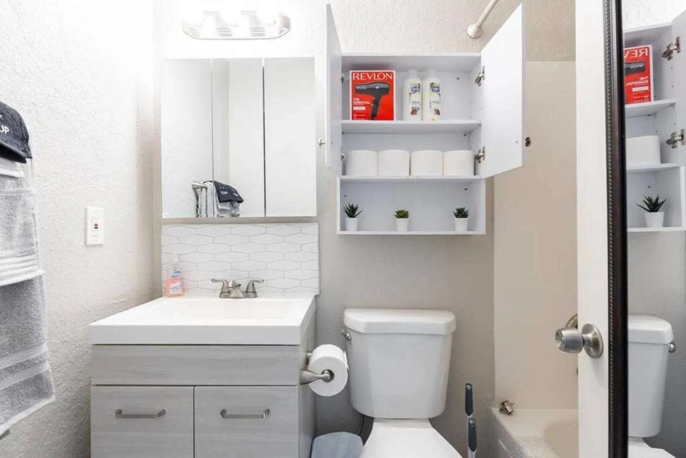 Spacious 2BR Condo, Steps to Downtown Gilbert, King Bed & Laundry