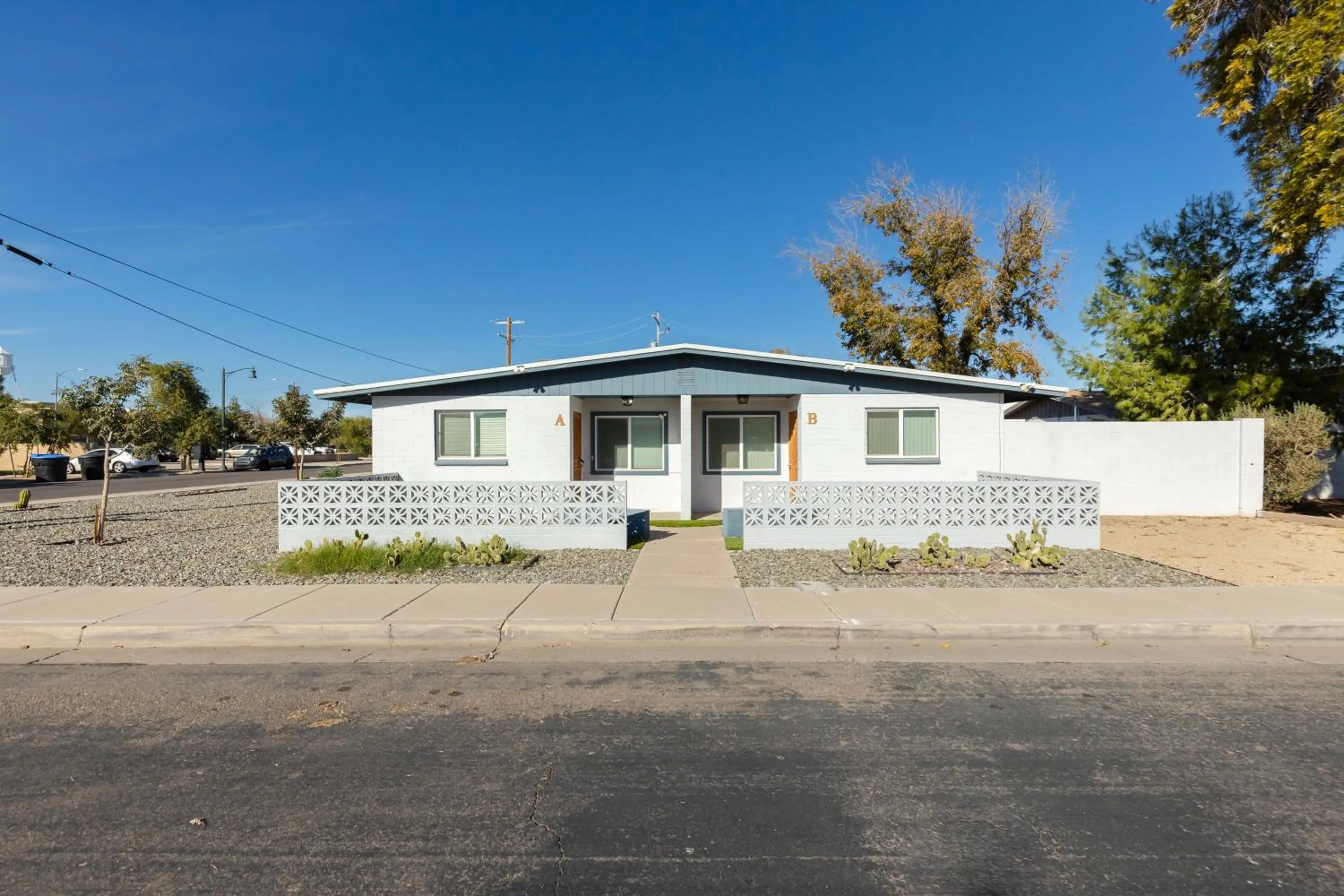 Spacious 2BR Condo, Steps to Downtown Gilbert, King Bed & Laundry