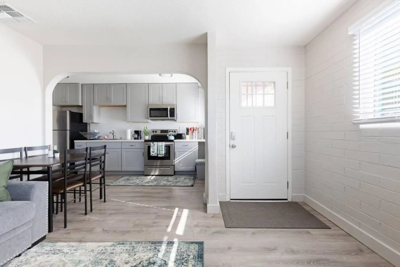 Spacious 2BR Condo, Steps to Downtown Gilbert, King Bed & Laundry