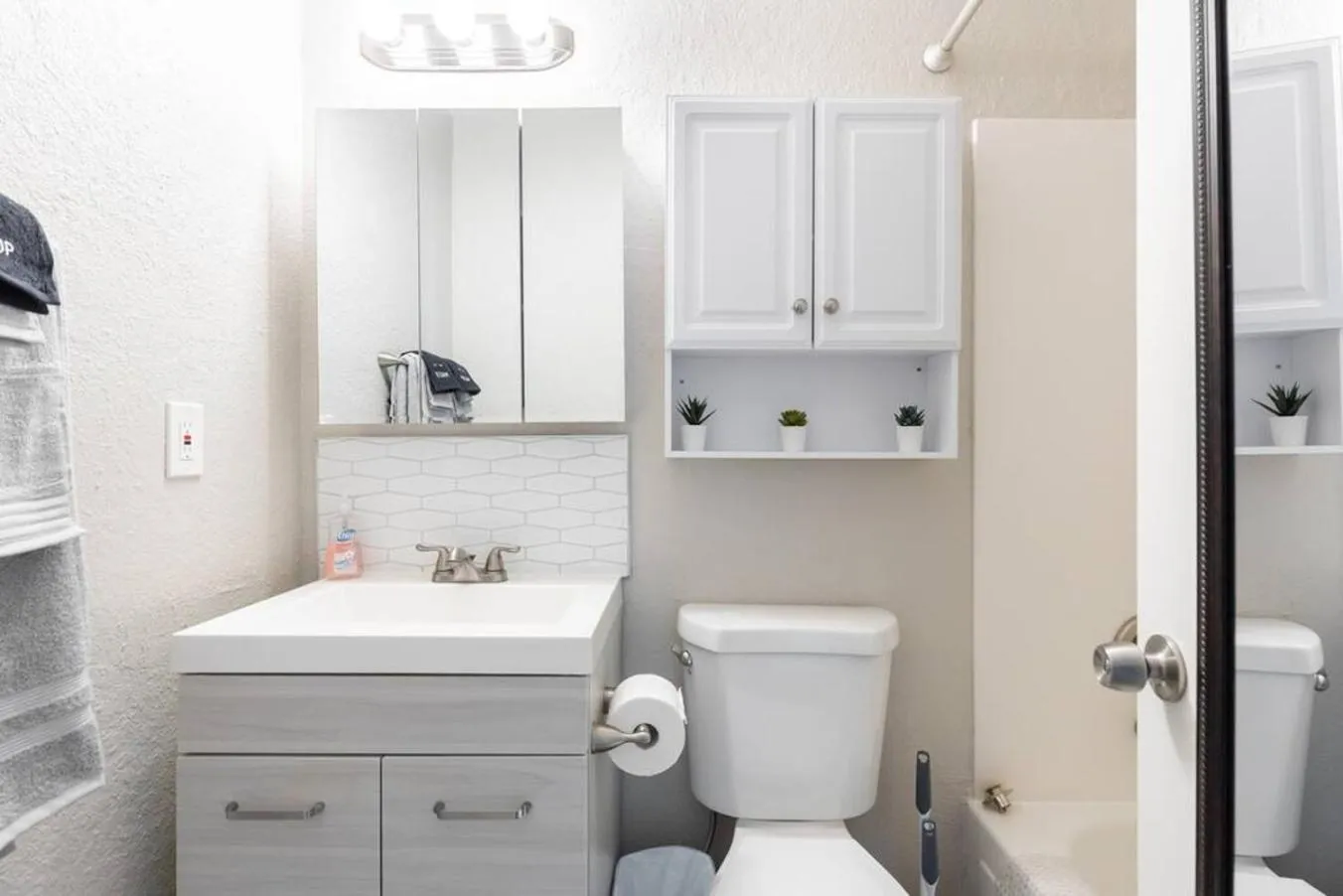 Spacious 2BR Condo, Steps to Downtown Gilbert, King Bed & Laundry