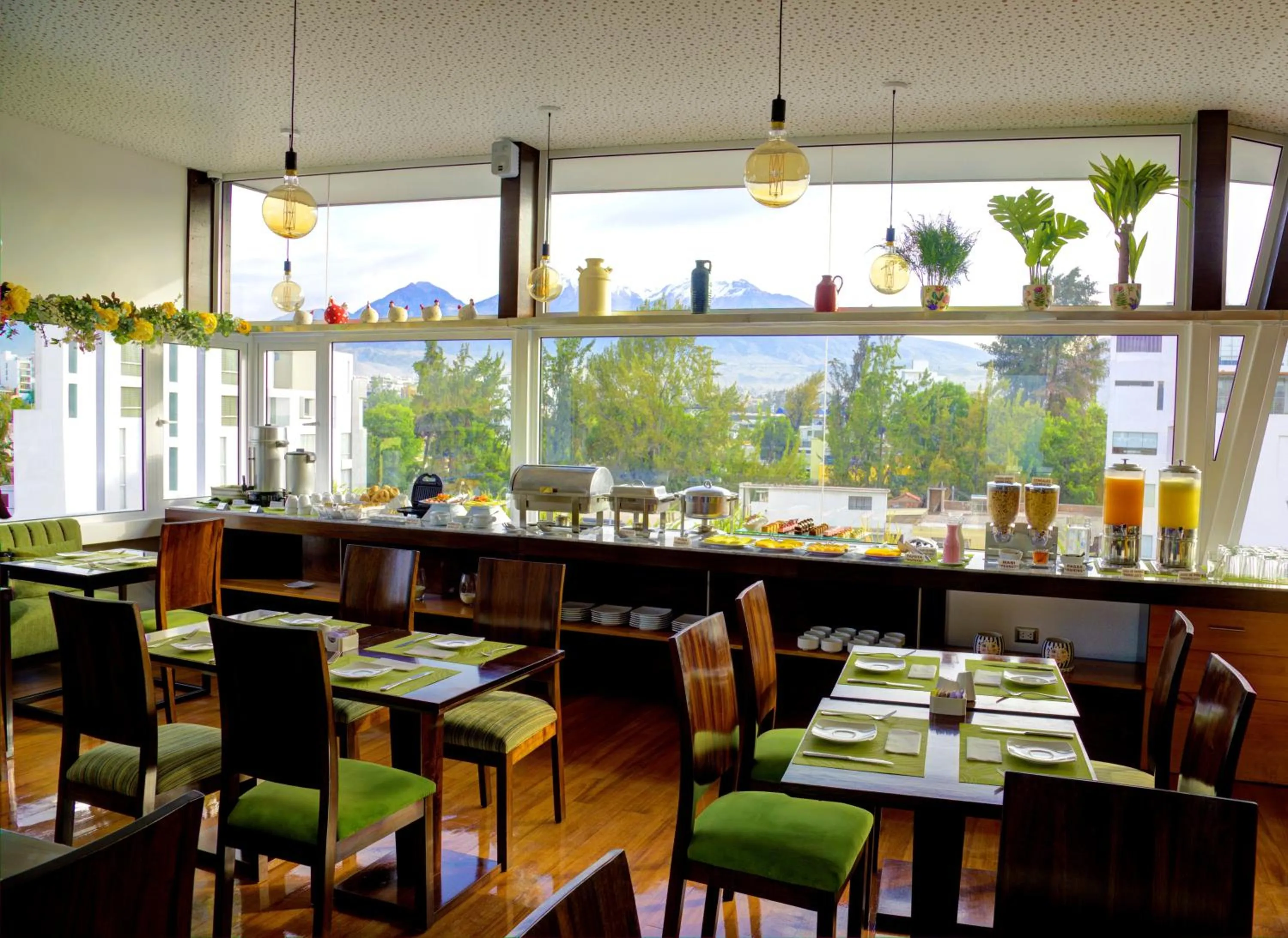 Restaurant/places to eat in Mint Hotel