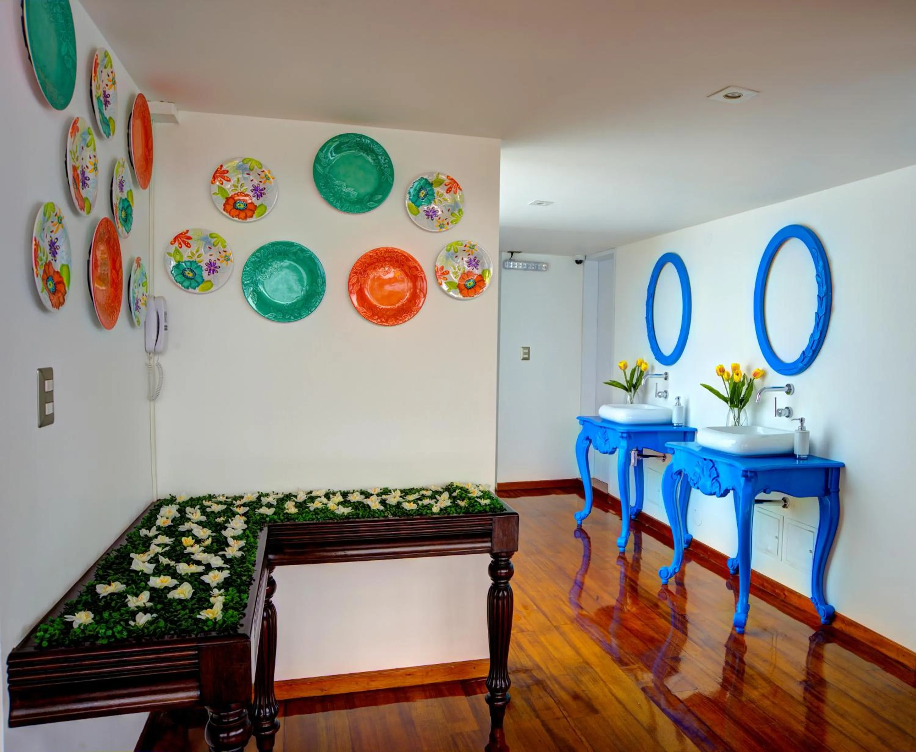 Restaurant/places to eat in Mint Hotel