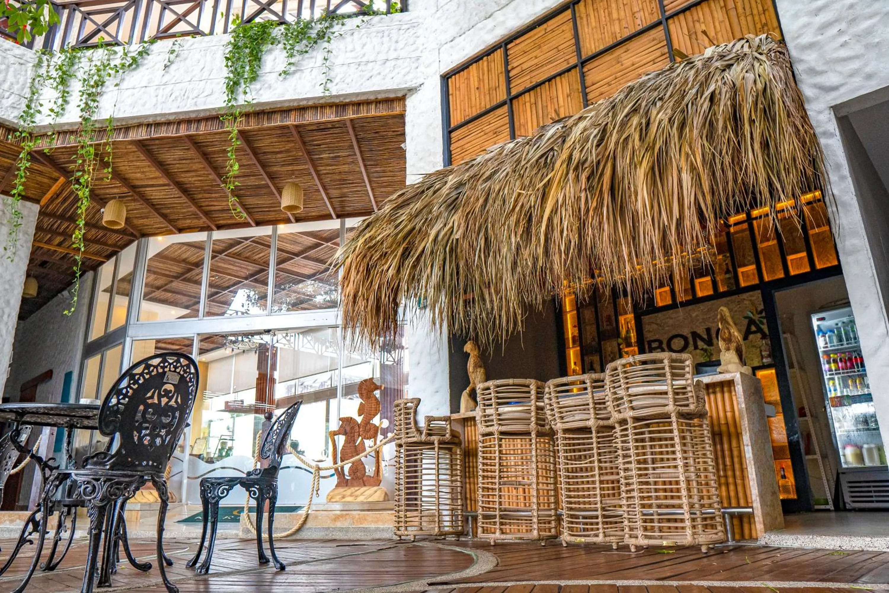 Lounge or bar in HOTEL KARAYA DIVE RESORT