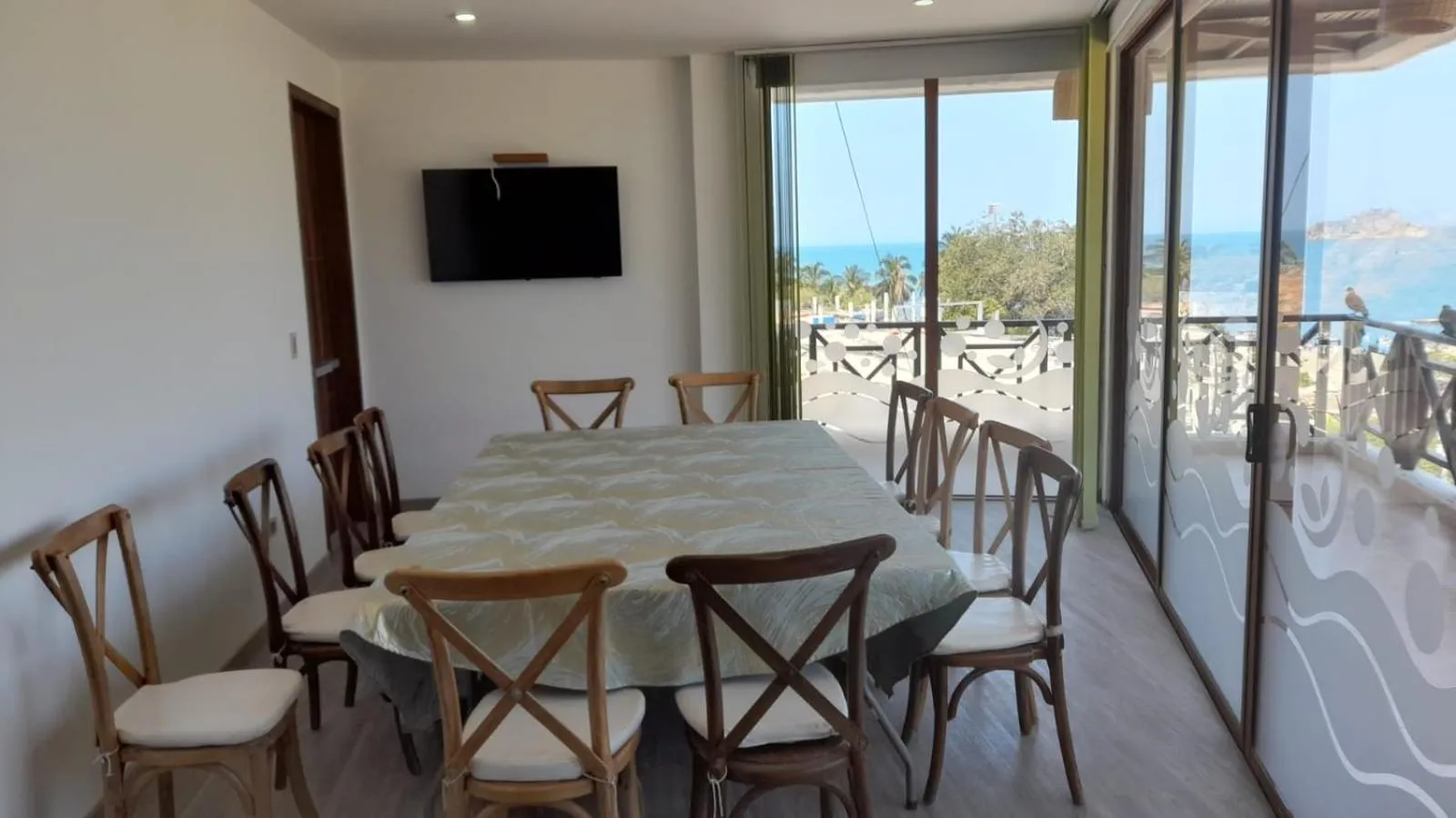 Communal lounge/ TV room in HOTEL KARAYA DIVE RESORT