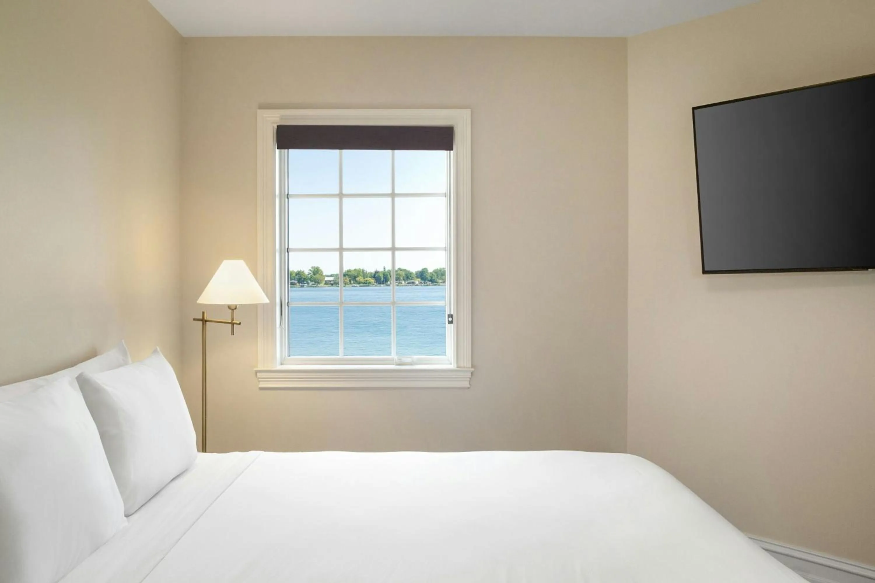 Bedroom, Bed in St. Clair Inn