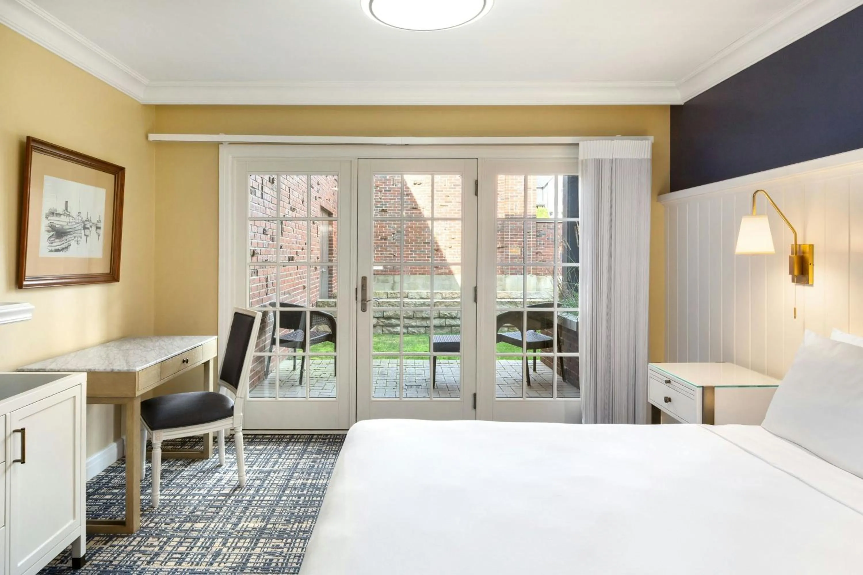 Photo of the whole room, Bed in St. Clair Inn