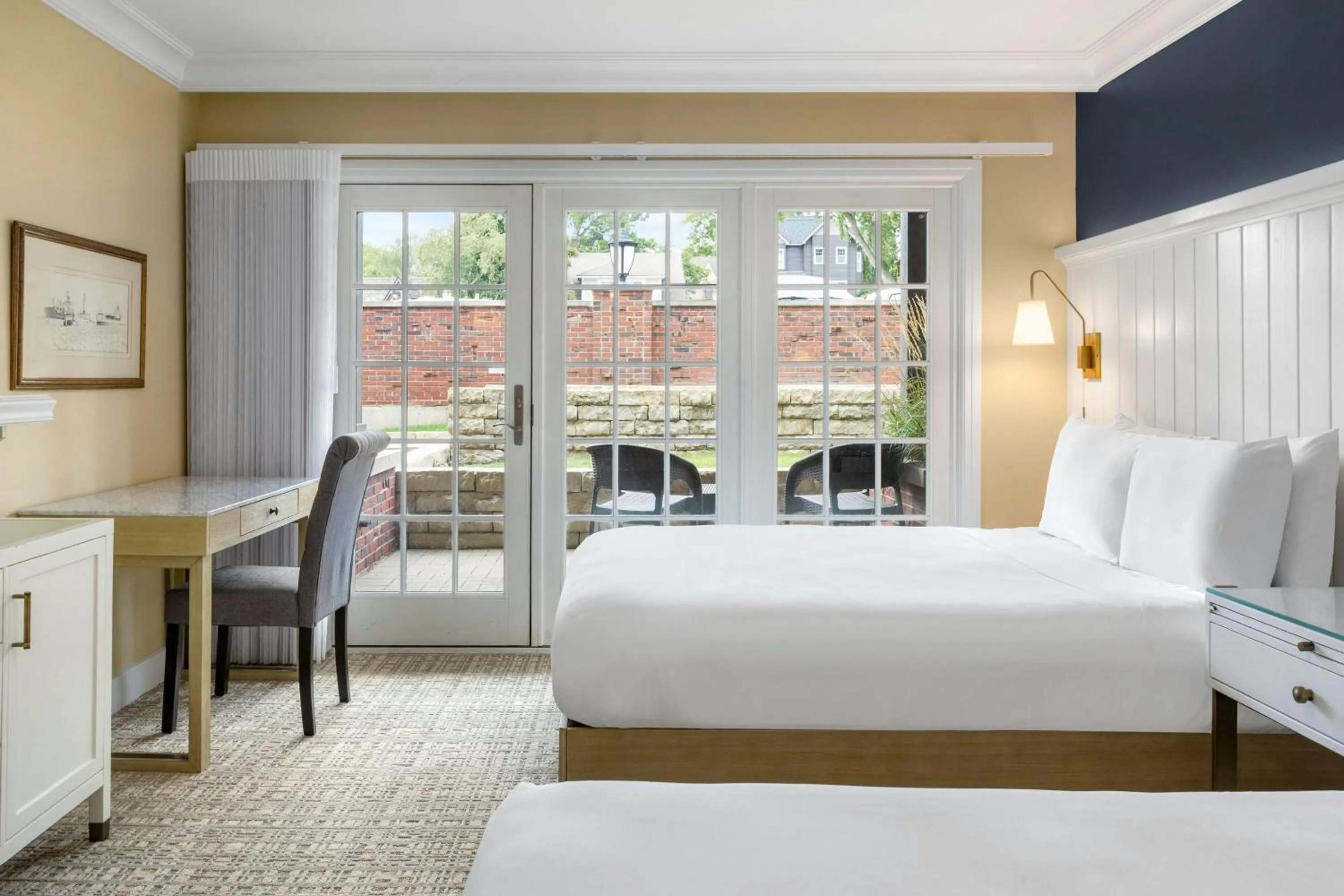 Photo of the whole room, Bed in St. Clair Inn