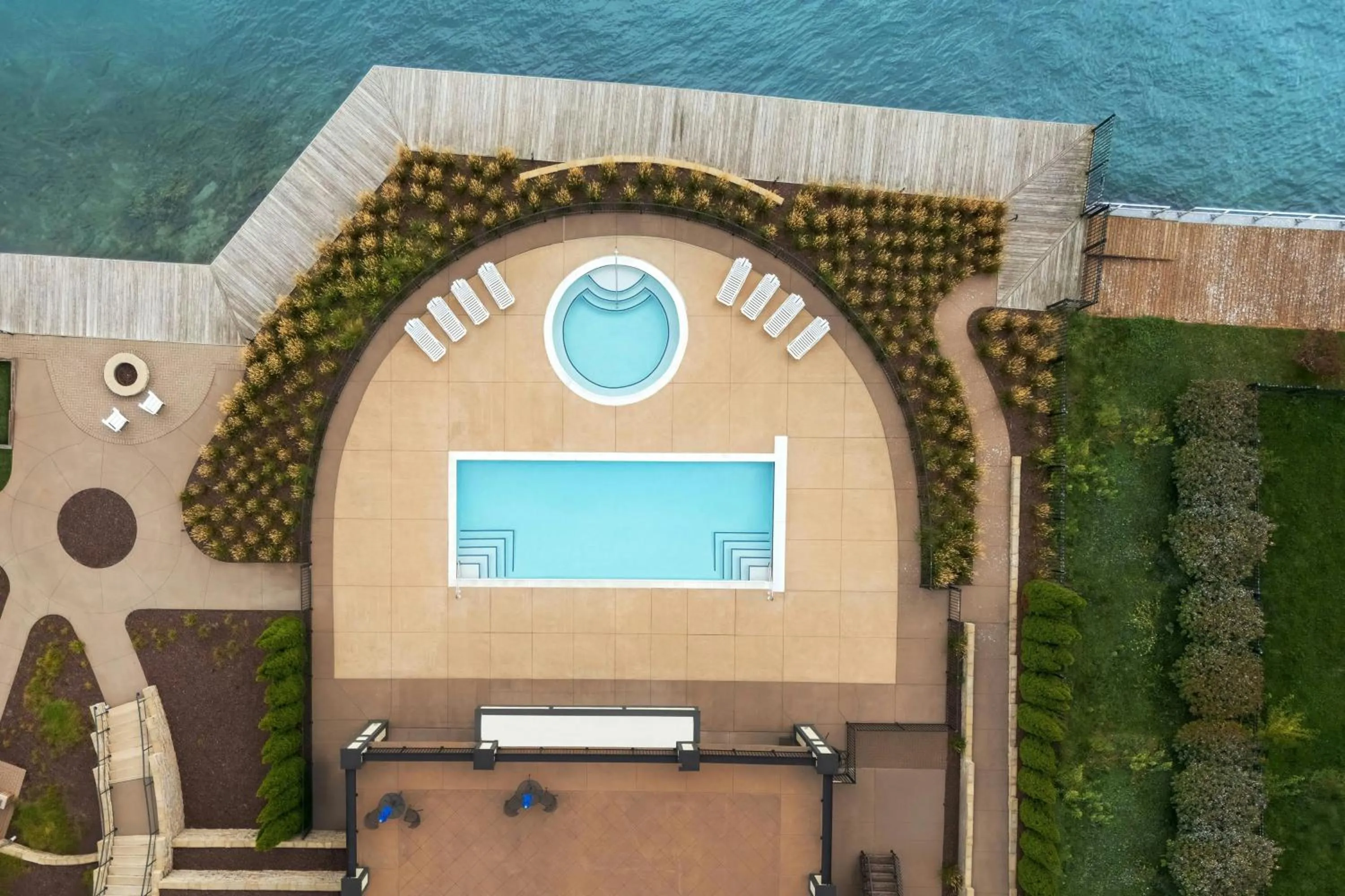 Swimming pool in St. Clair Inn