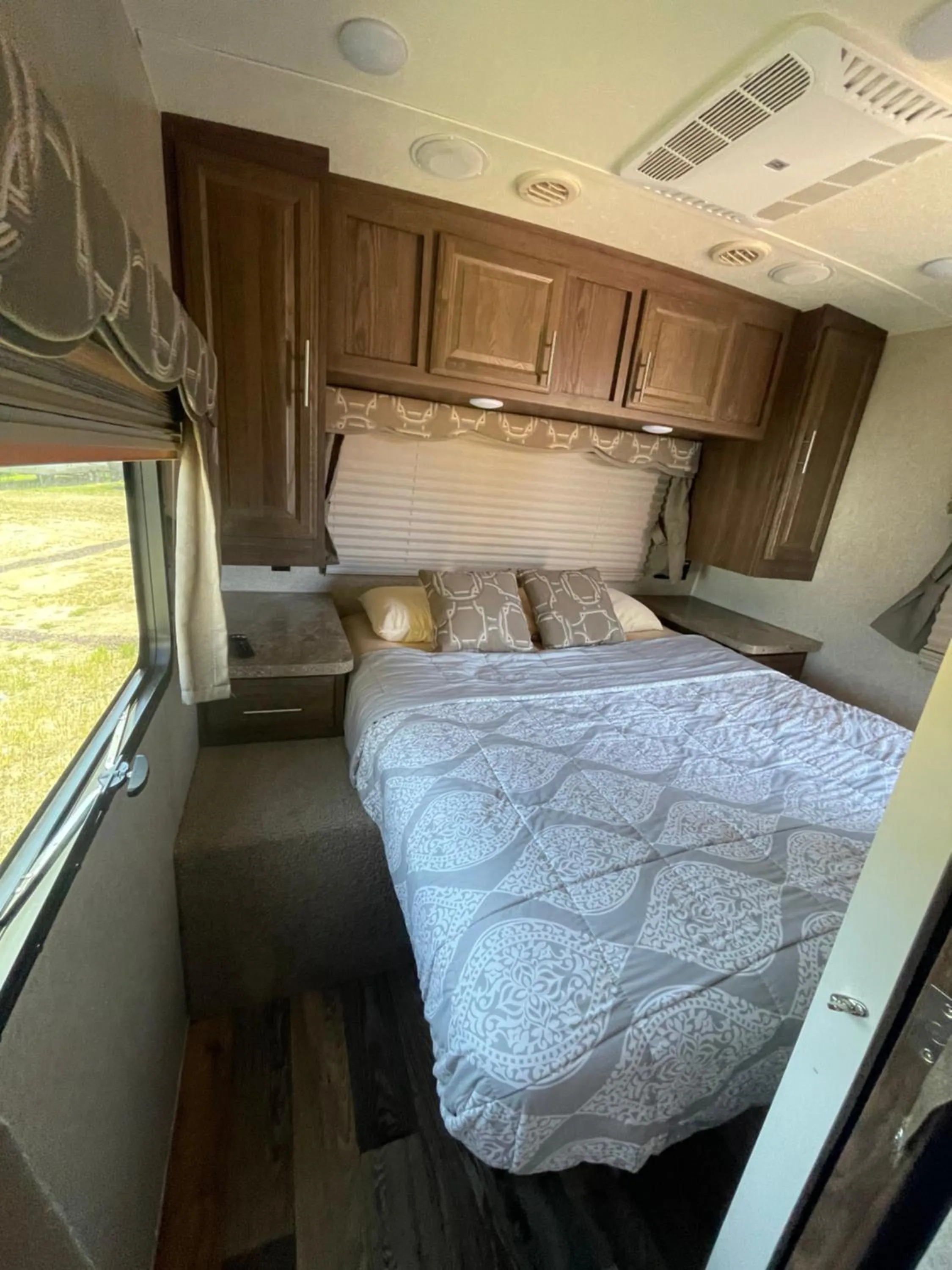 Bed in RV2 Stunning RV Private Netflix FreeParking