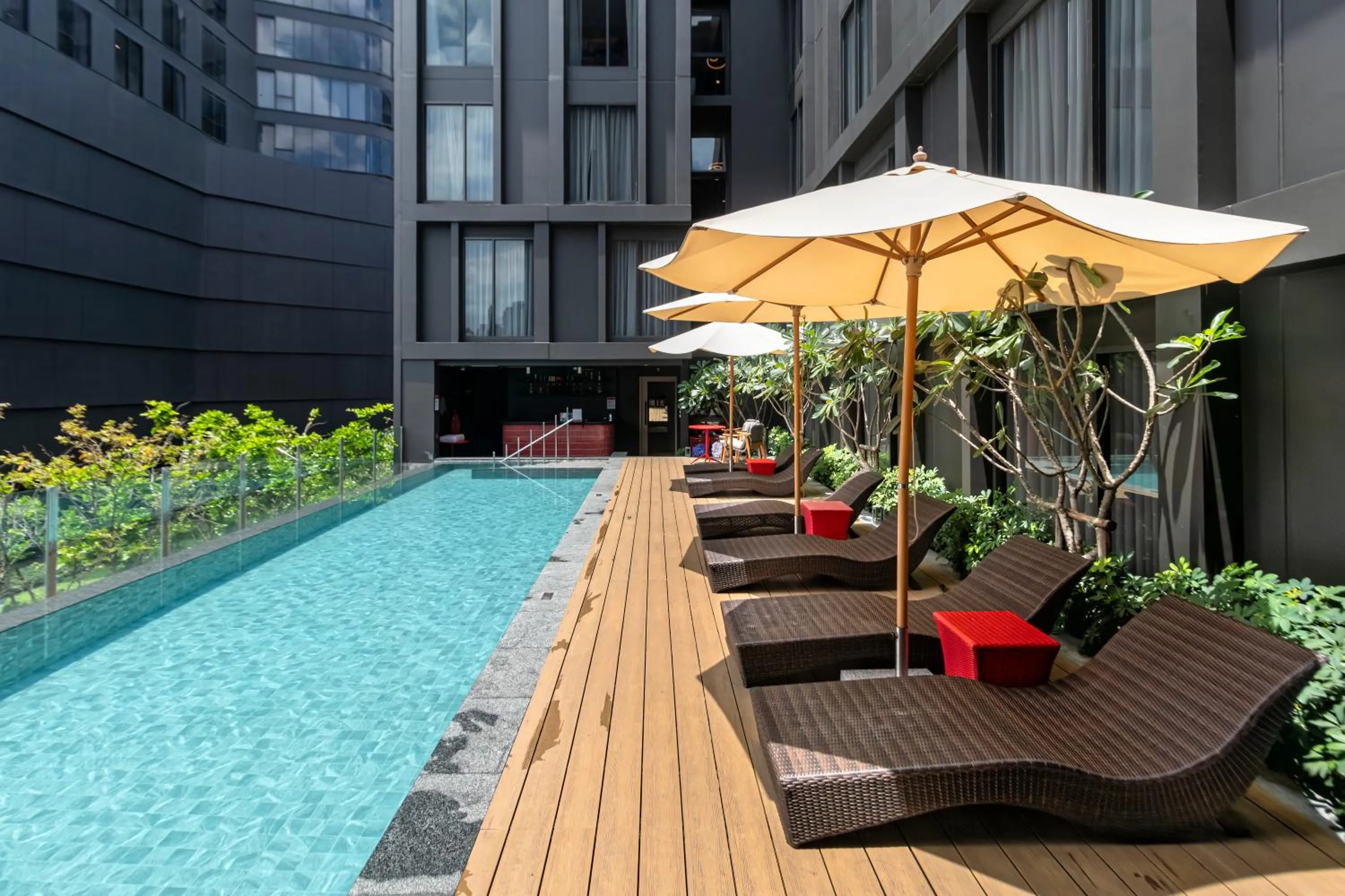 Swimming pool in Oakwood Studios Sukhumvit Bangkok