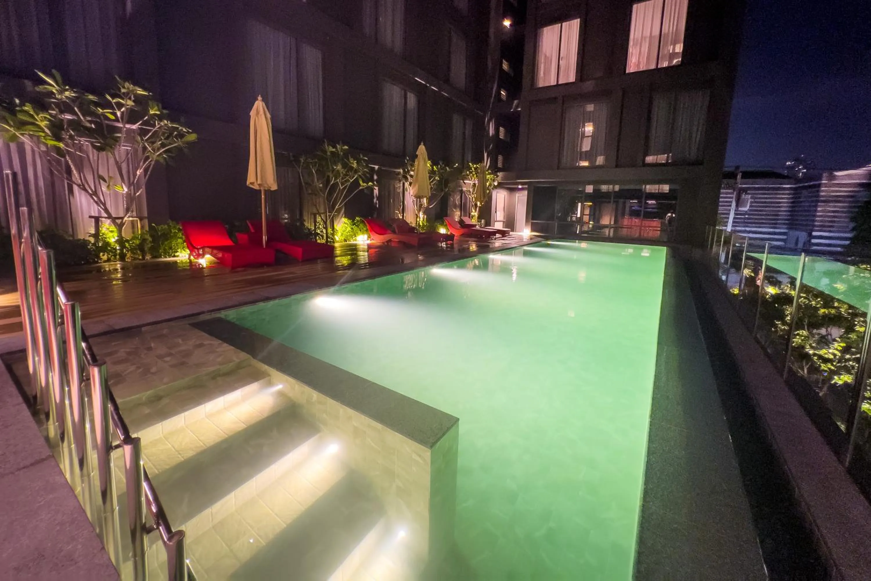 Swimming pool in Oakwood Studios Sukhumvit Bangkok