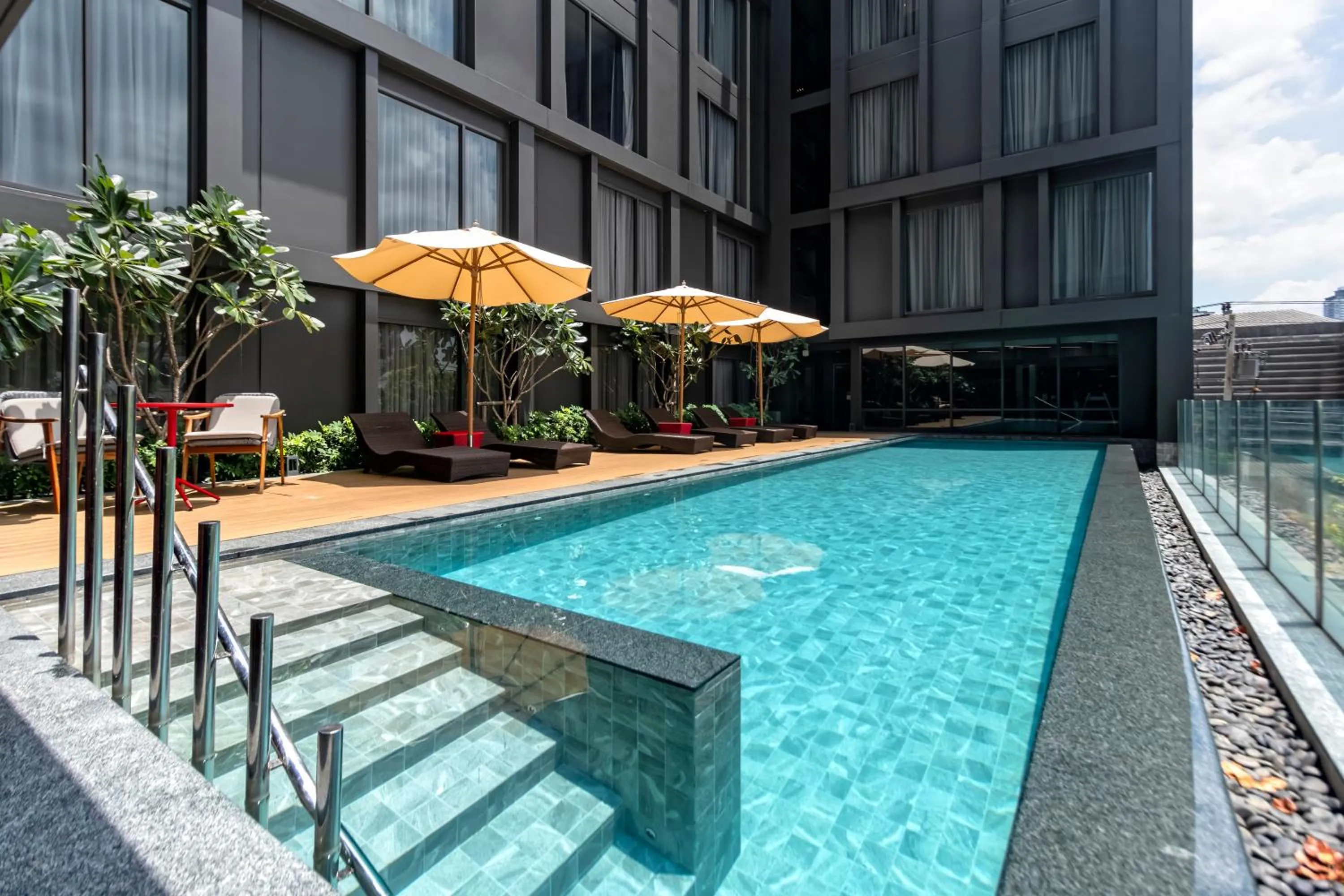 Swimming pool in Oakwood Studios Sukhumvit Bangkok