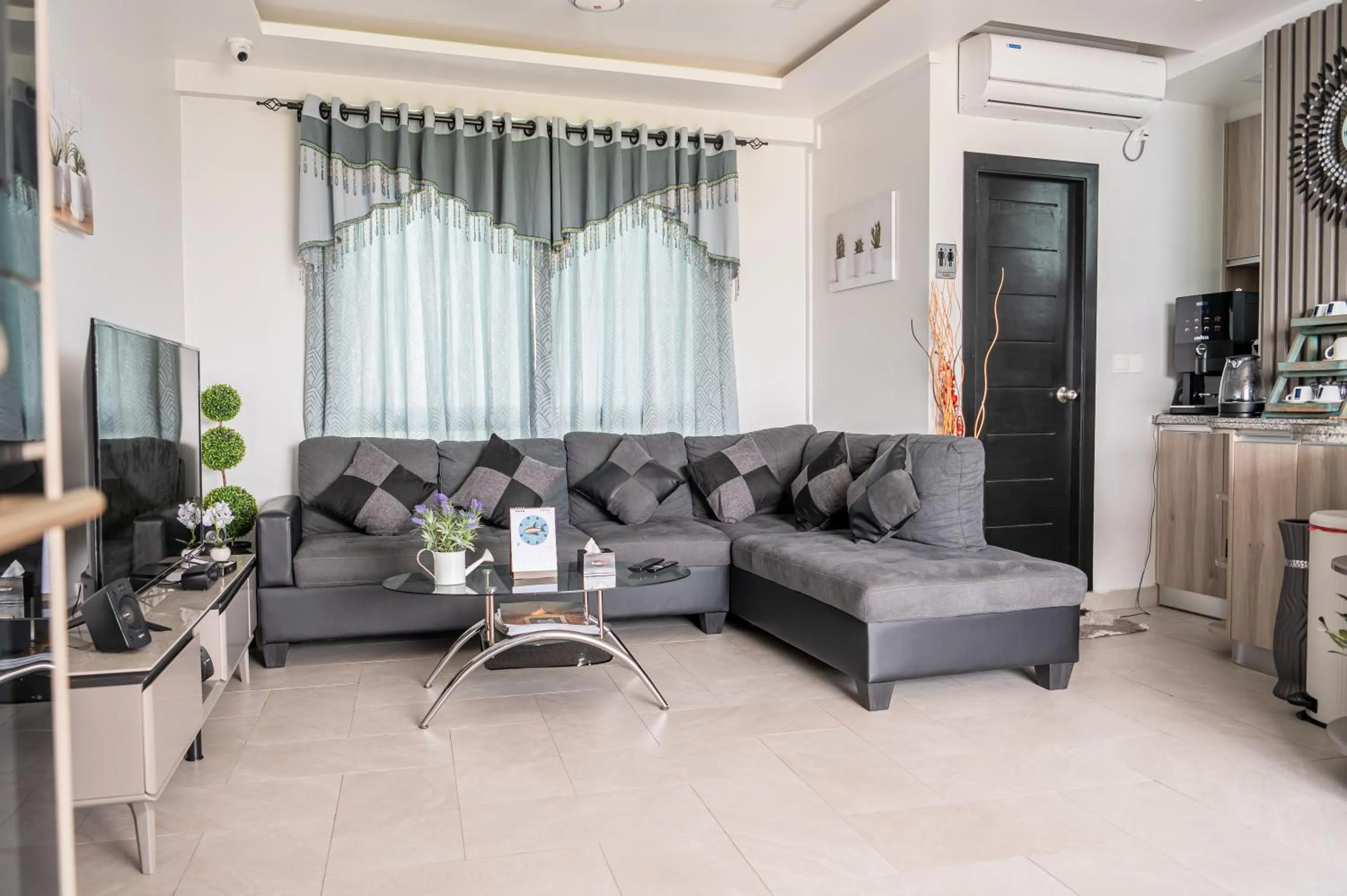 Communal lounge/ TV room in Tour Inn