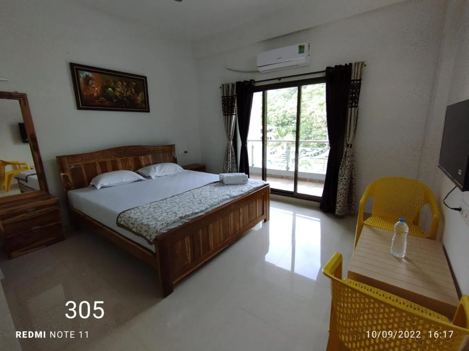 Text overlay, Bed in Hotel Kavijay Sea View