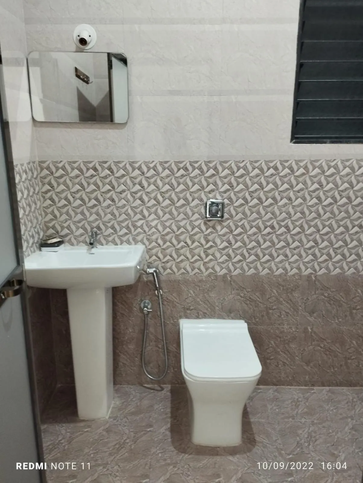 Toilet in Hotel Kavijay Sea View