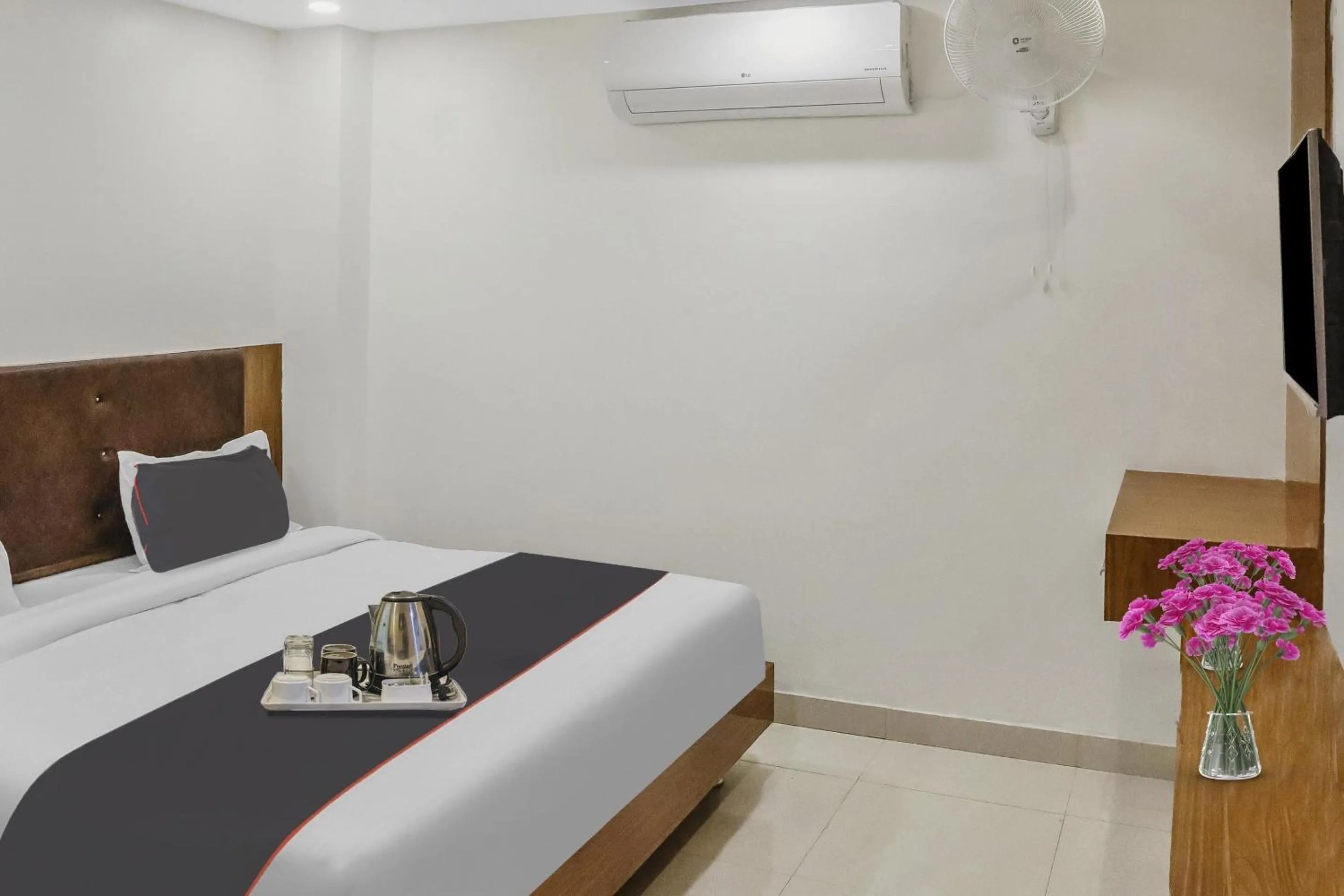 Bedroom, Bed in Capital O Silkroute Palaace