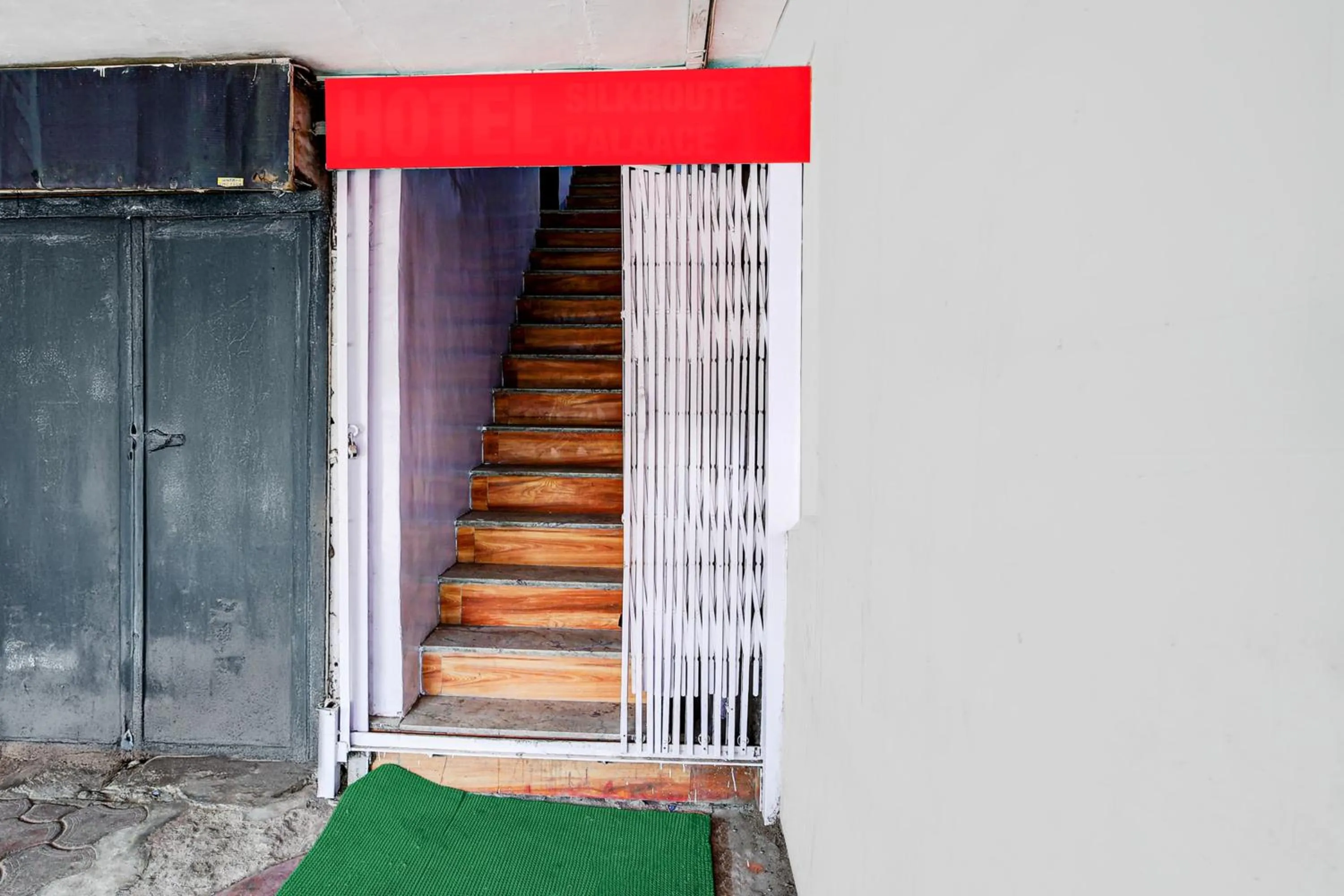 Facade/entrance in Collection O Rani Kamlapati Railway Station Formerly Silkroute Palace