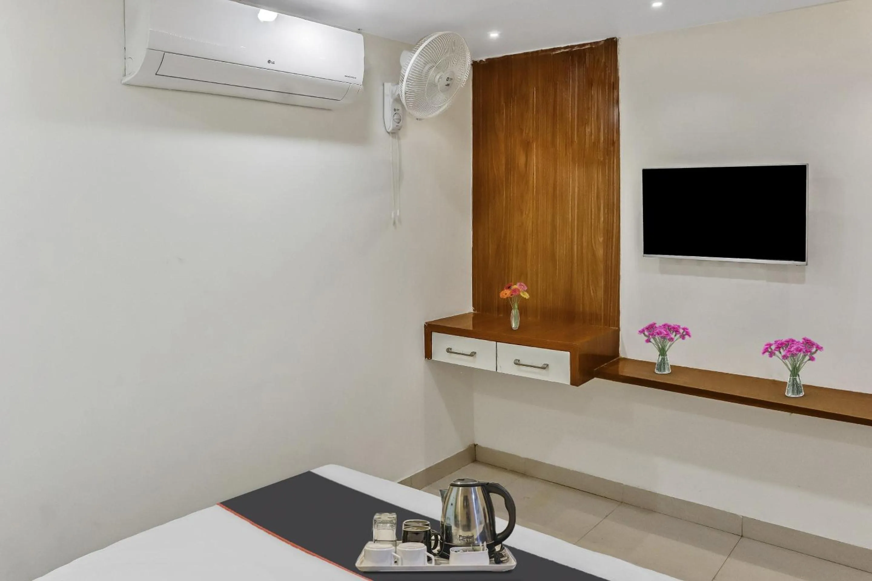 Bedroom, Bed in Capital O Silkroute Palaace