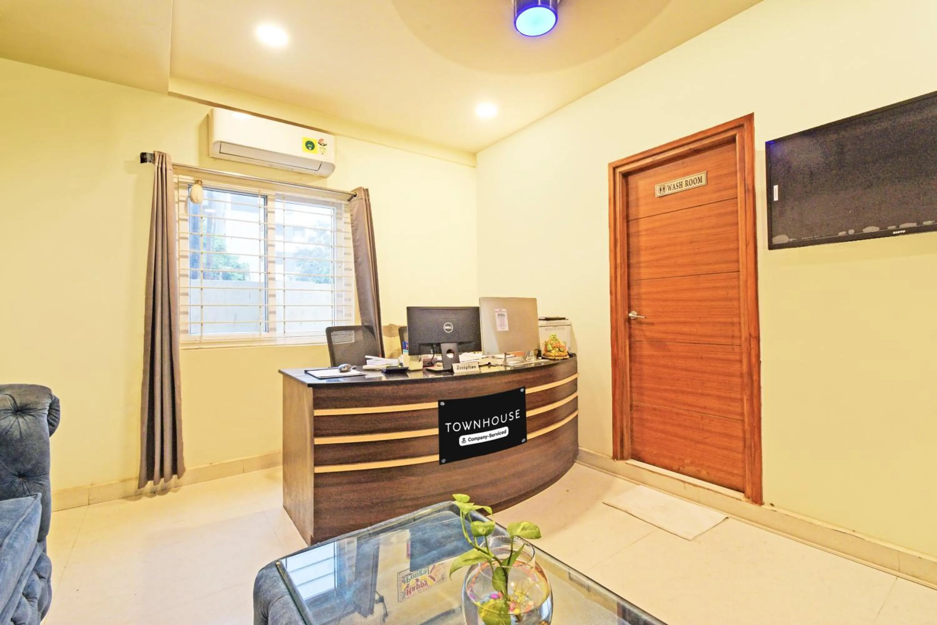 Lobby or reception in Super Townhouse Kondapur Near Botanical Garden Formerly RRR Inn
