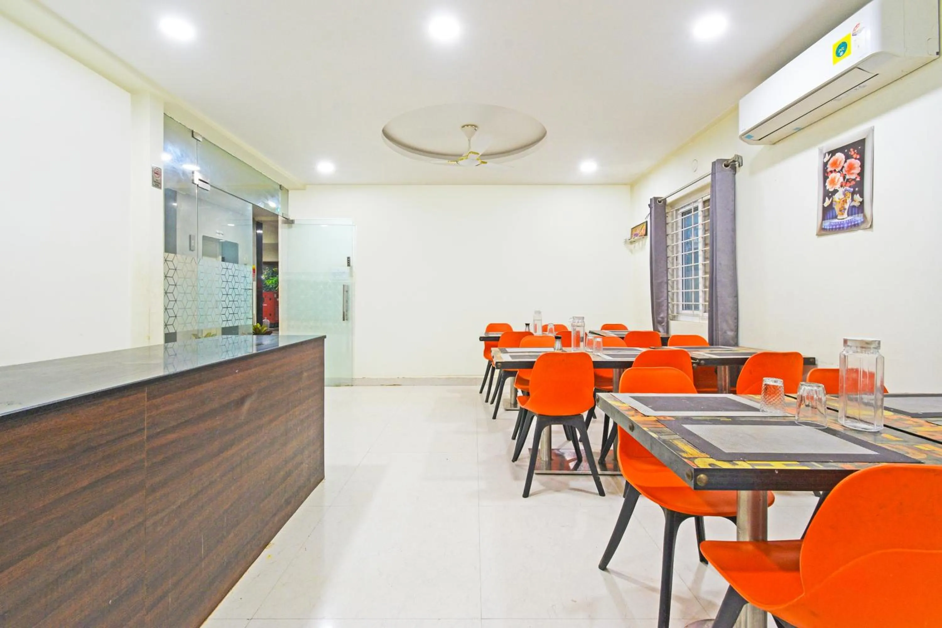 Restaurant/places to eat in Super Townhouse Kondapur Near Botanical Garden Formerly RRR Inn