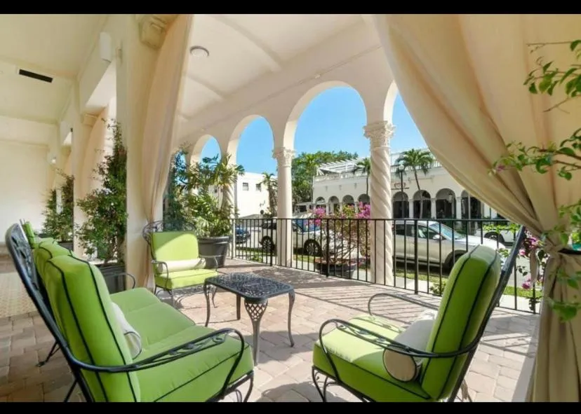 TROPICAL Palm Beach 2BEDROOM2 BATHROOM FREE Valet OutdoorPOOL Beach Garden