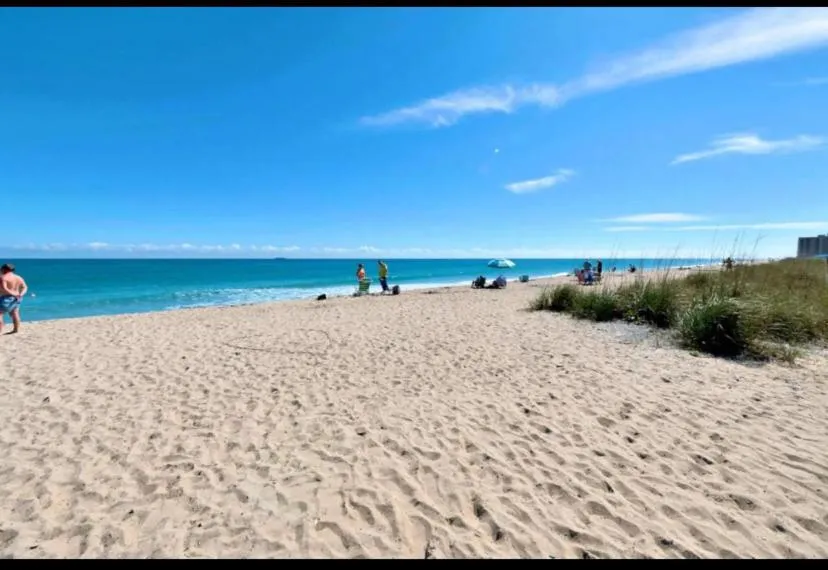 TROPICAL Palm Beach 2BEDROOM2 BATHROOM FREE Valet OutdoorPOOL Beach Garden