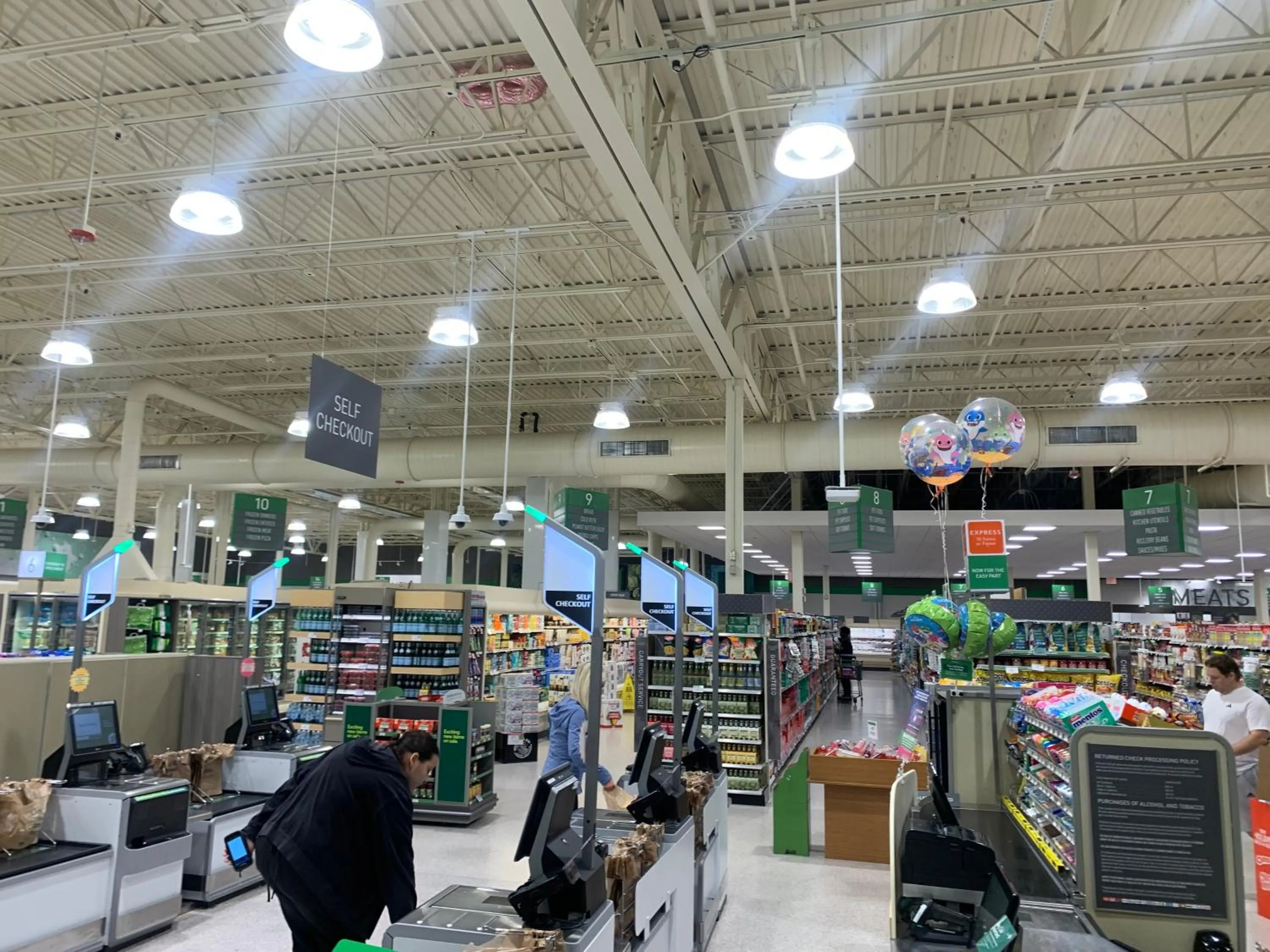 Supermarket/grocery shop in TROPICAL Palm Beach 2BEDROOM2 BATHROOM FREE Valet OutdoorPOOL Beach Garden