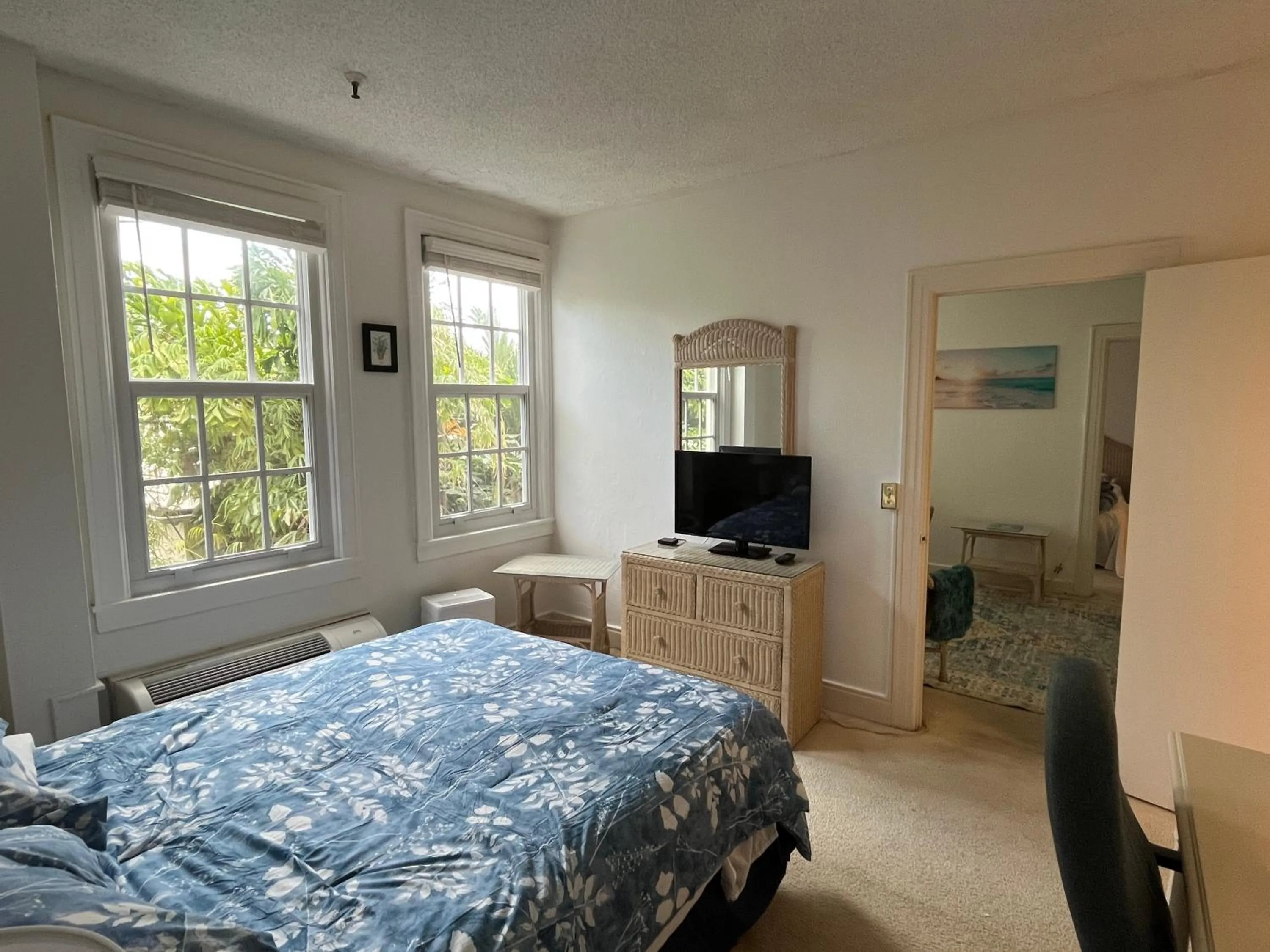 Bed in TROPICAL Palm Beach 2BEDROOM2 BATHROOM FREE Valet OutdoorPOOL Beach Garden