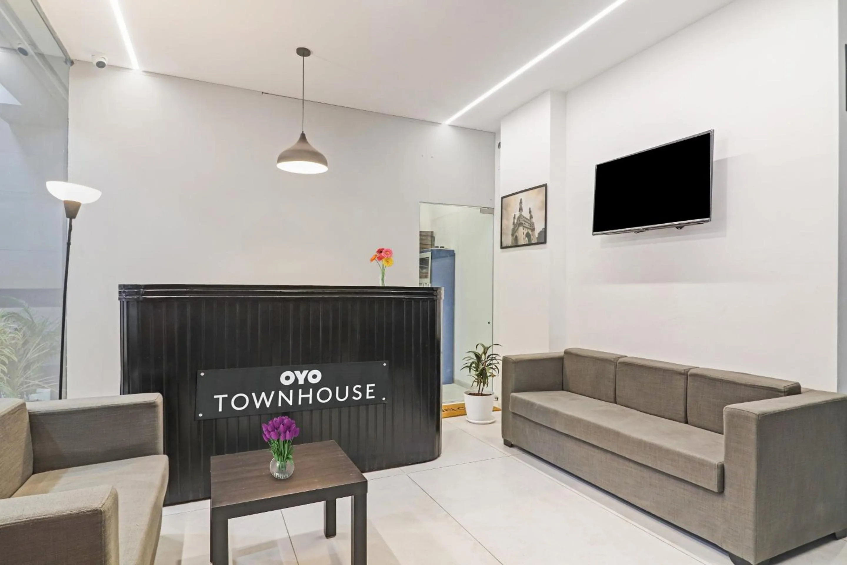 Lobby or reception in Townhouse Ameerpet