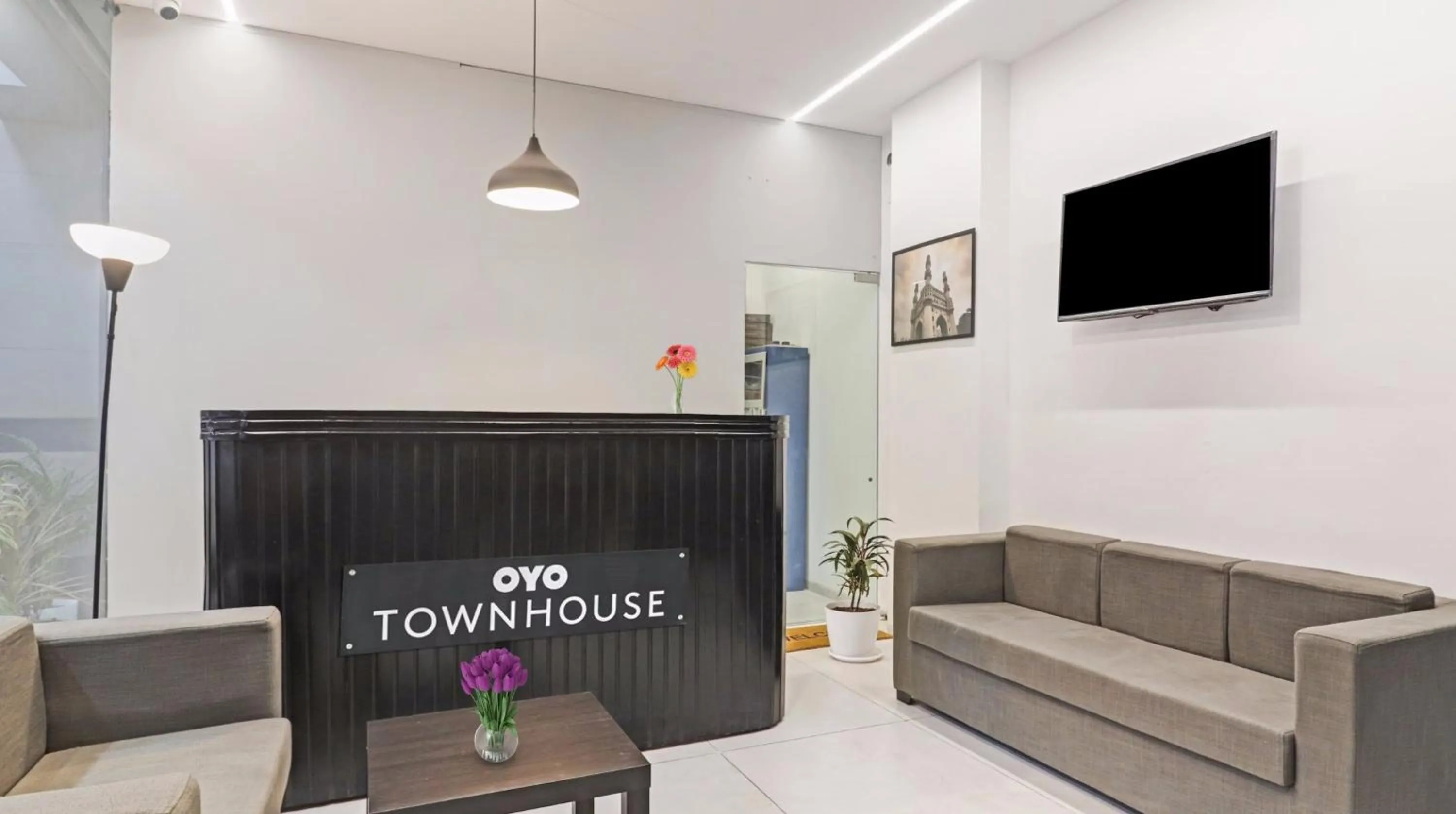 Lobby or reception in Townhouse Ameerpet
