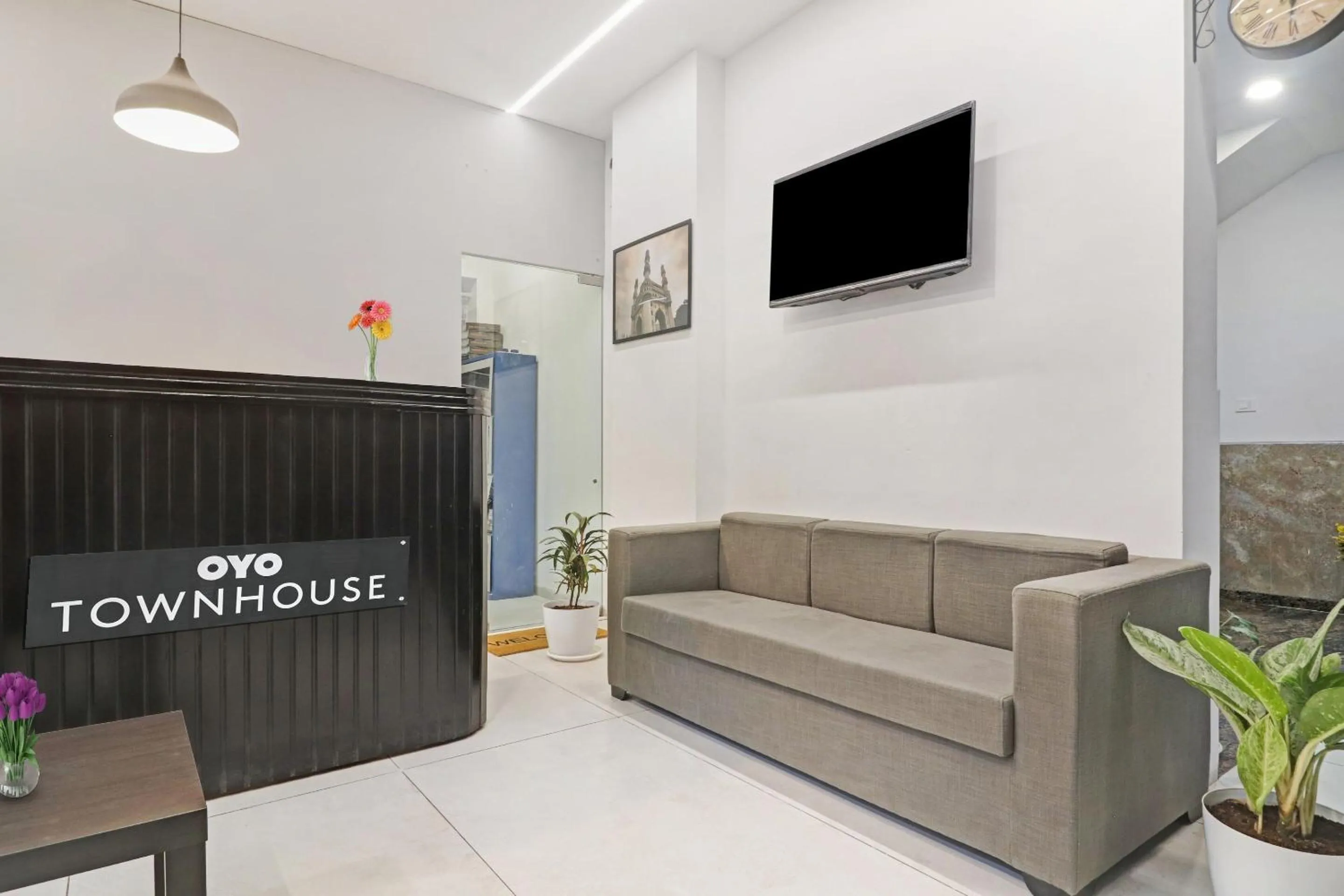 Lobby or reception in Townhouse Ameerpet