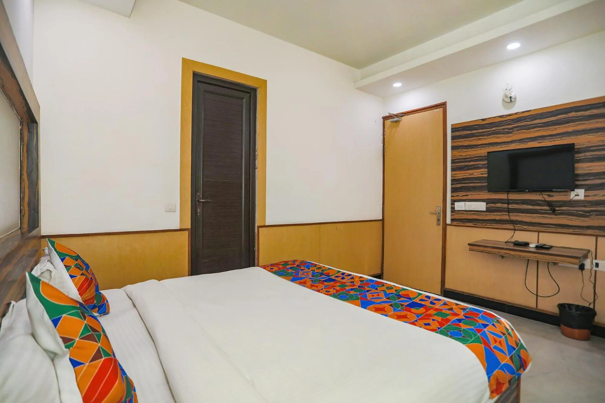 Communal lounge/ TV room, Bed in FabHotel The Horizon