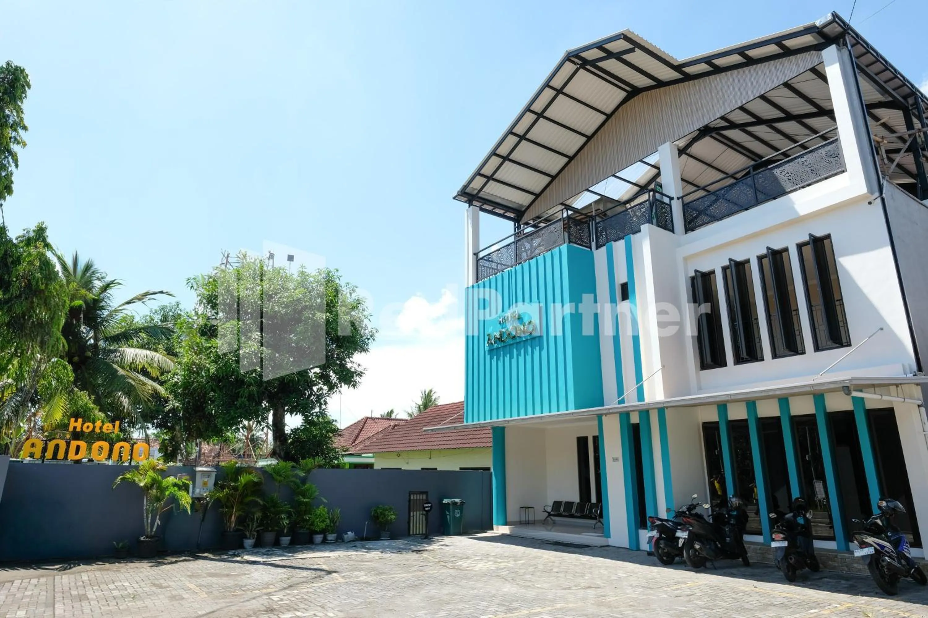 Facade/entrance in Hotel Andono near YIA Mitra RedDoorz