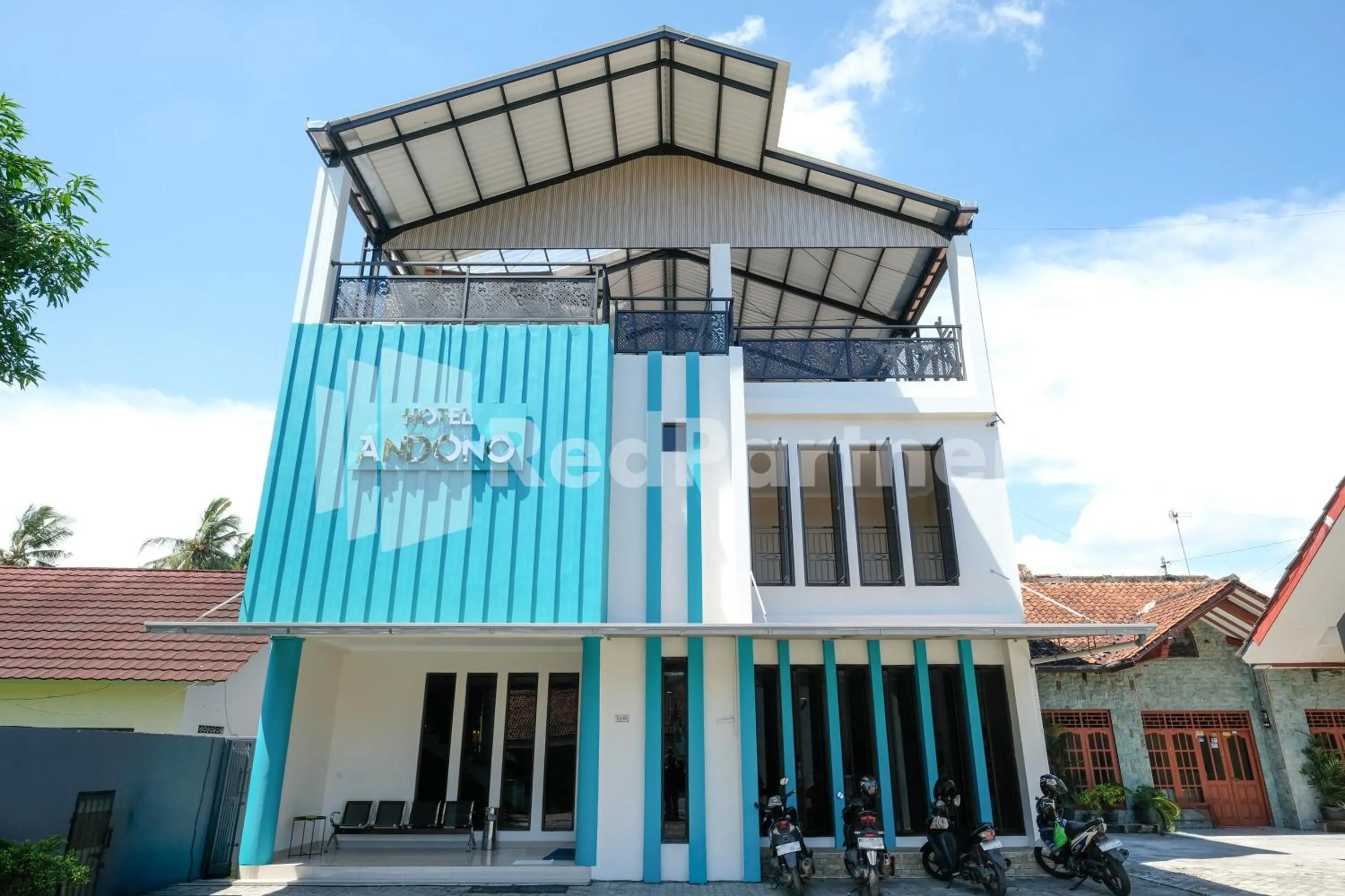 Facade/entrance in Hotel Andono near YIA Mitra RedDoorz