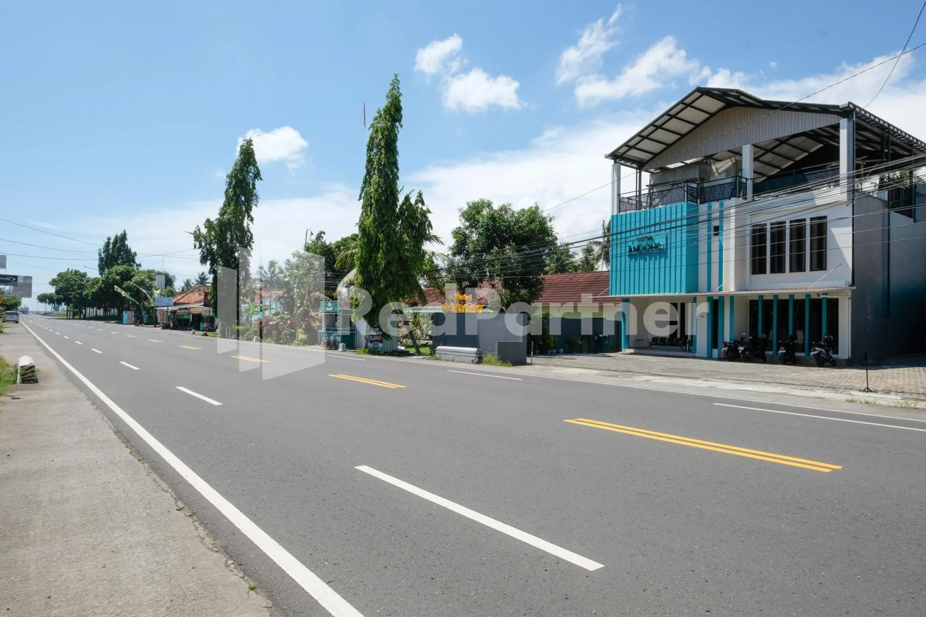 Facade/entrance in Hotel Andono near YIA Mitra RedDoorz