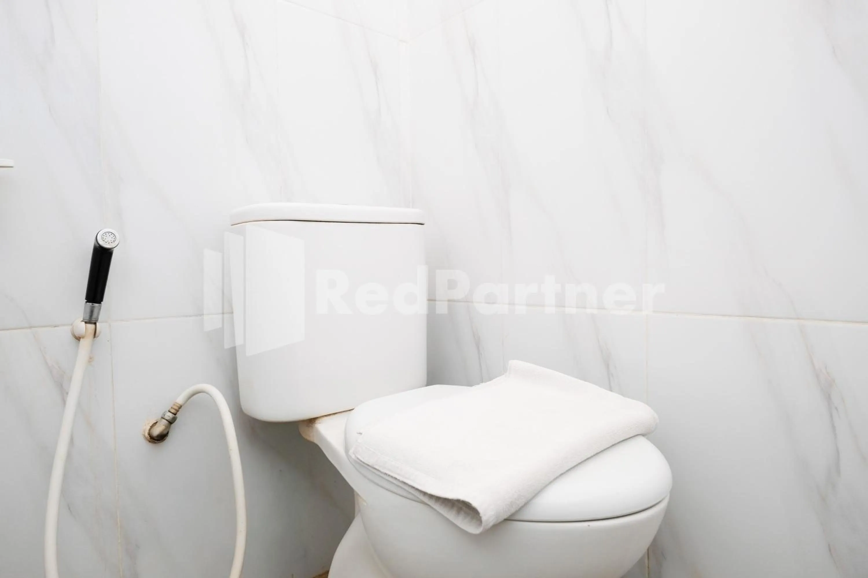 Bathroom in Hotel Andono near YIA Mitra RedDoorz