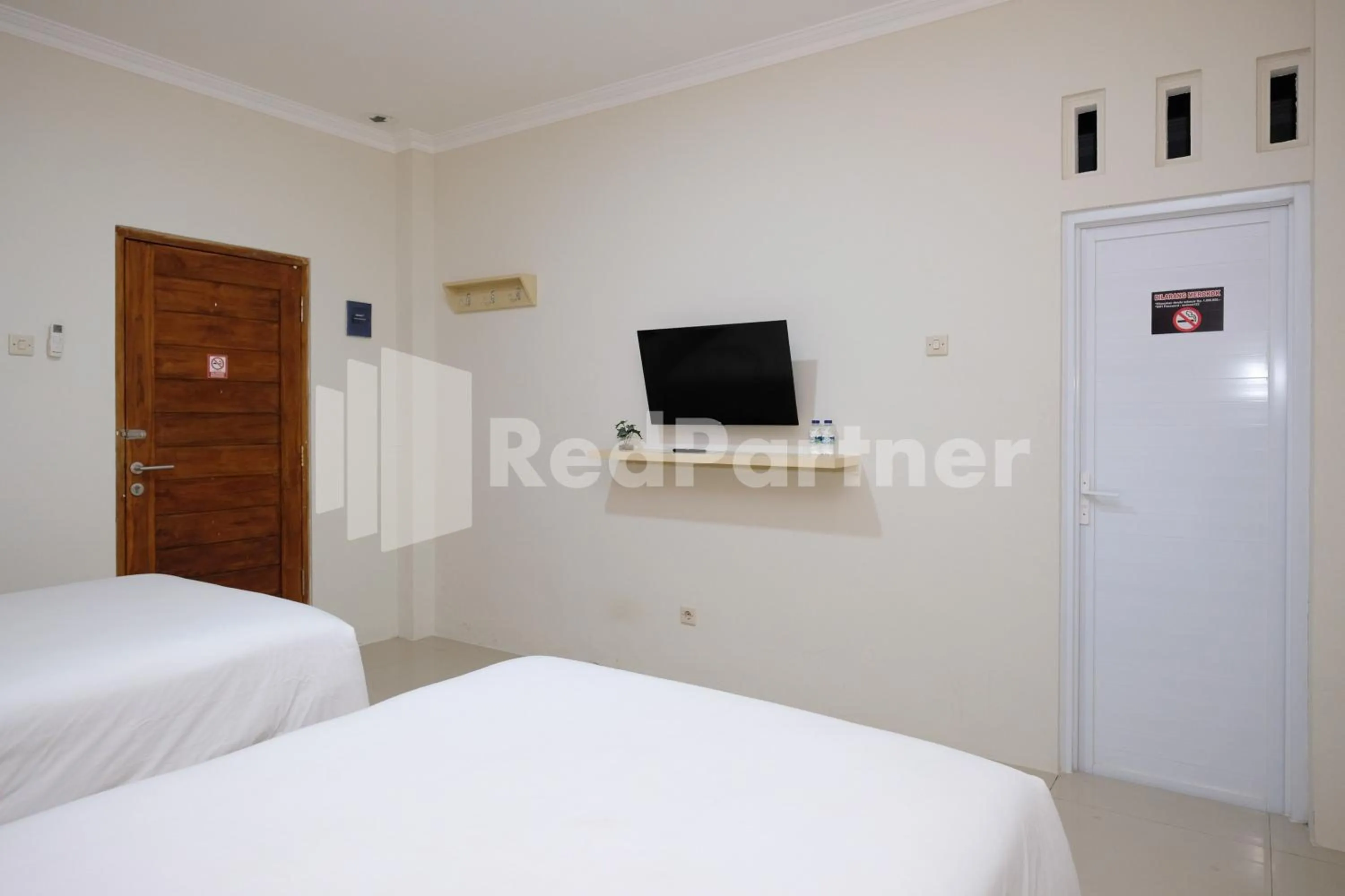 Bedroom, Bed in Hotel Andono near YIA Mitra RedDoorz