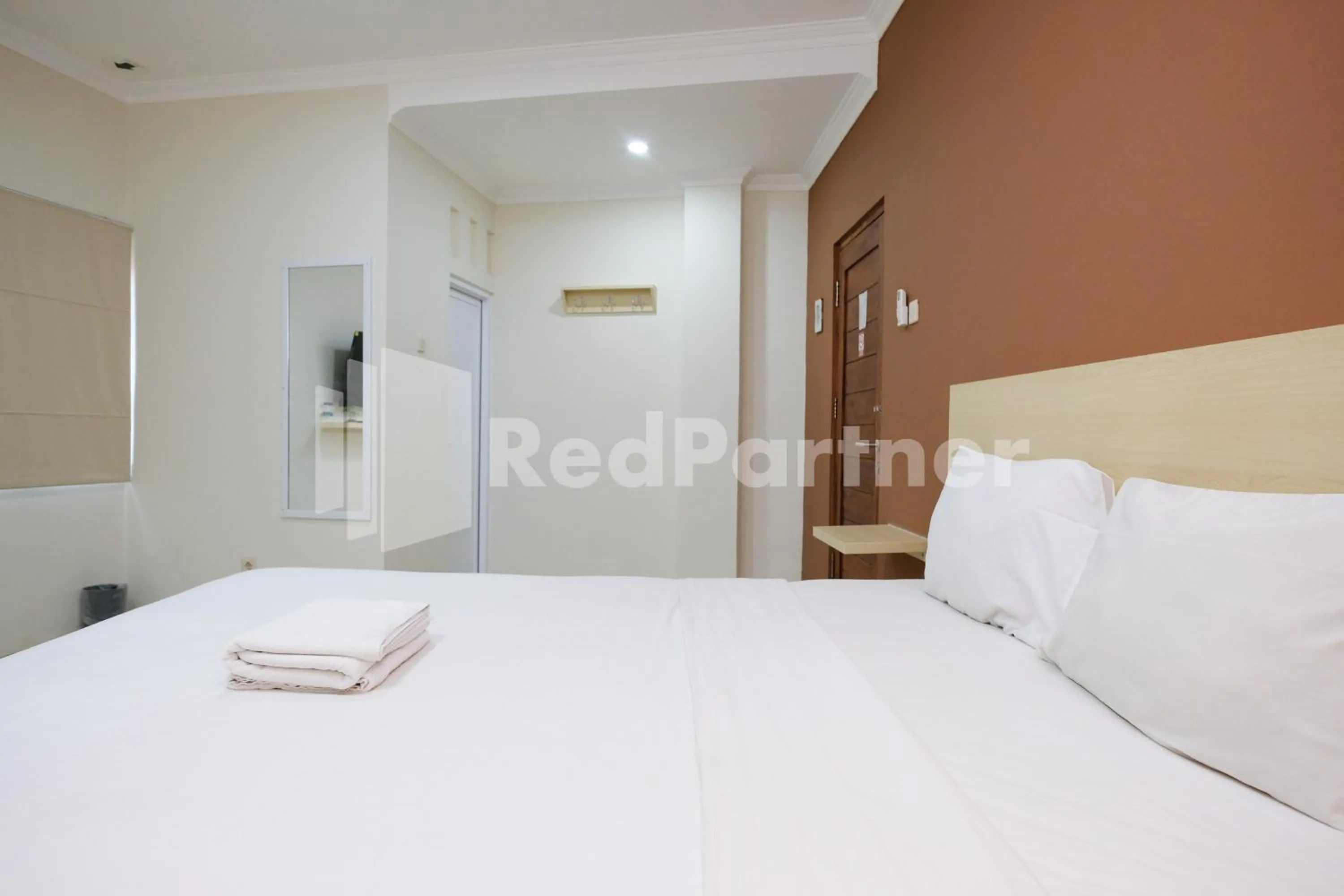 Bedroom, Bed in Hotel Andono near YIA Mitra RedDoorz