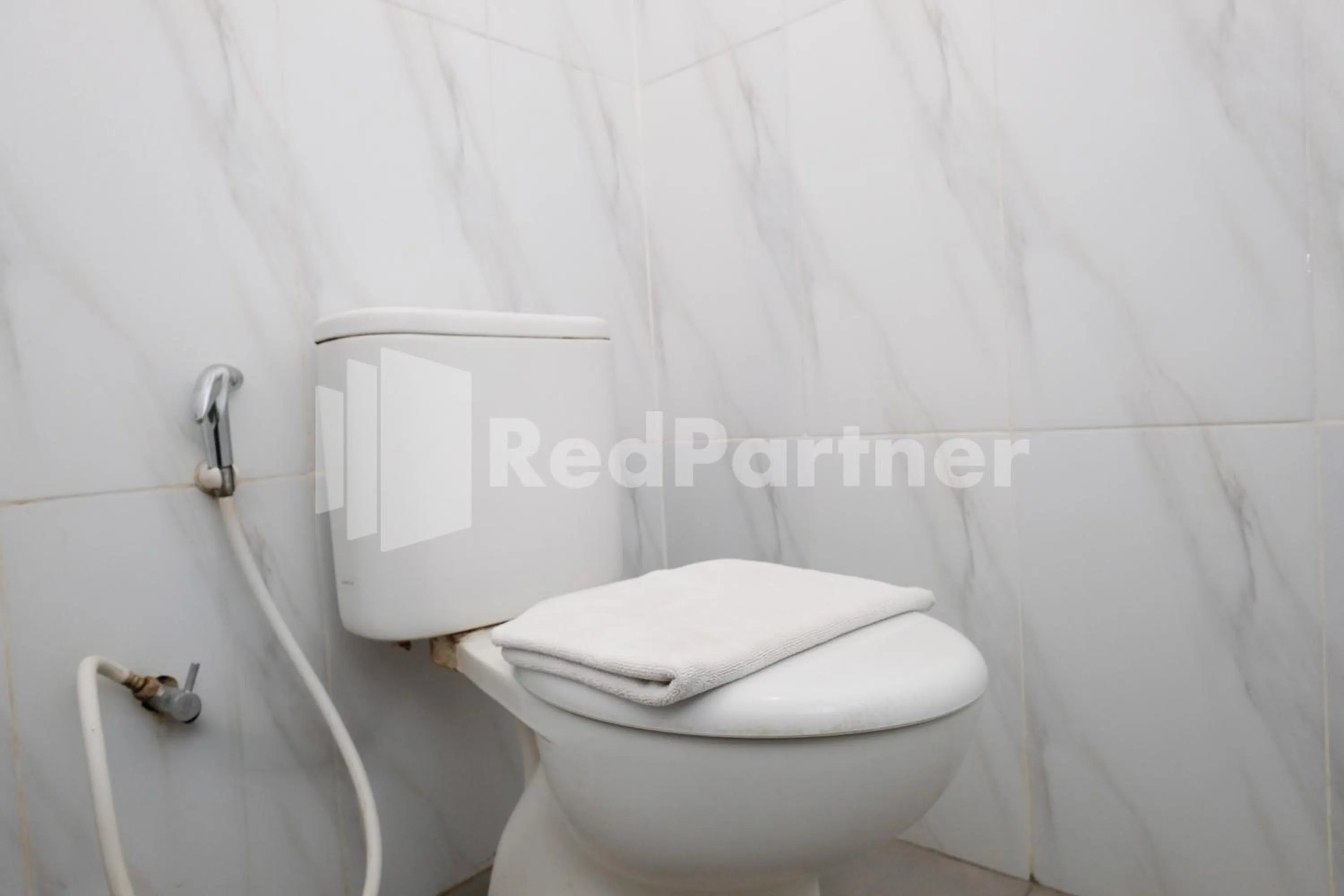 Bathroom in Hotel Andono near YIA Mitra RedDoorz